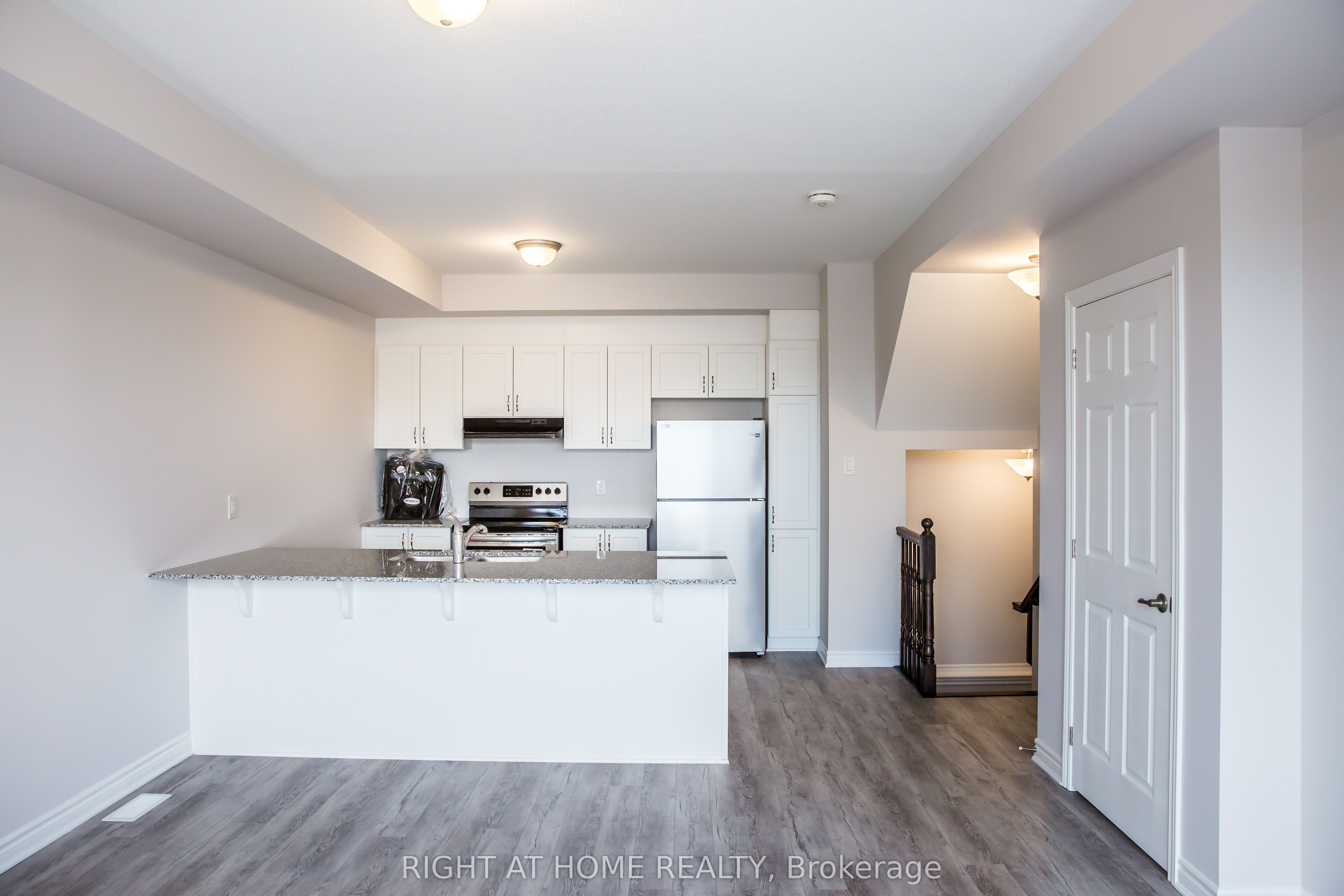 561 OZAWA Private, Manor Park - Cardinal Glen and Area, ON K1K 5G8 photo 3