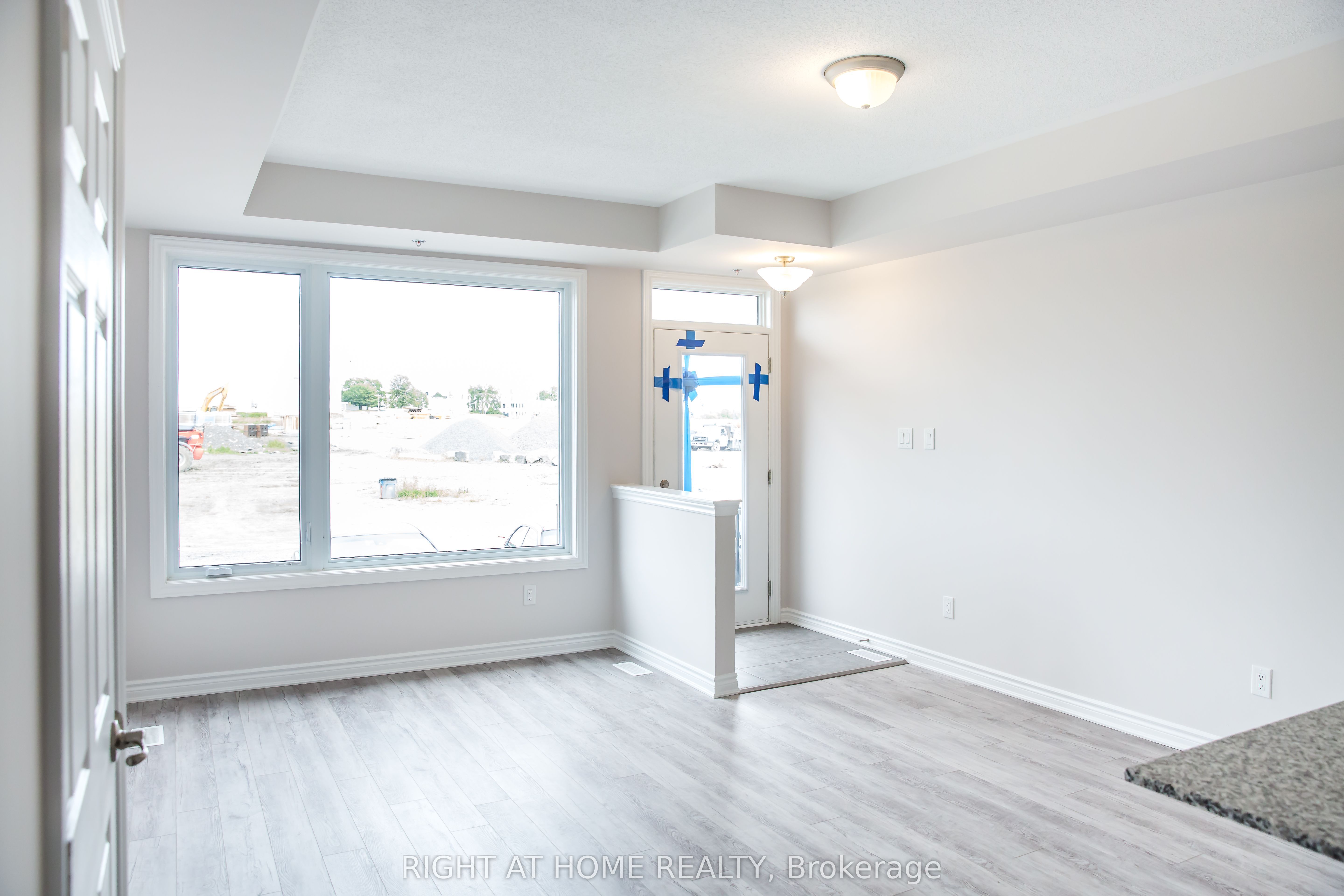 561 OZAWA Private, Manor Park - Cardinal Glen and Area, ON K1K 5G8 photo 4