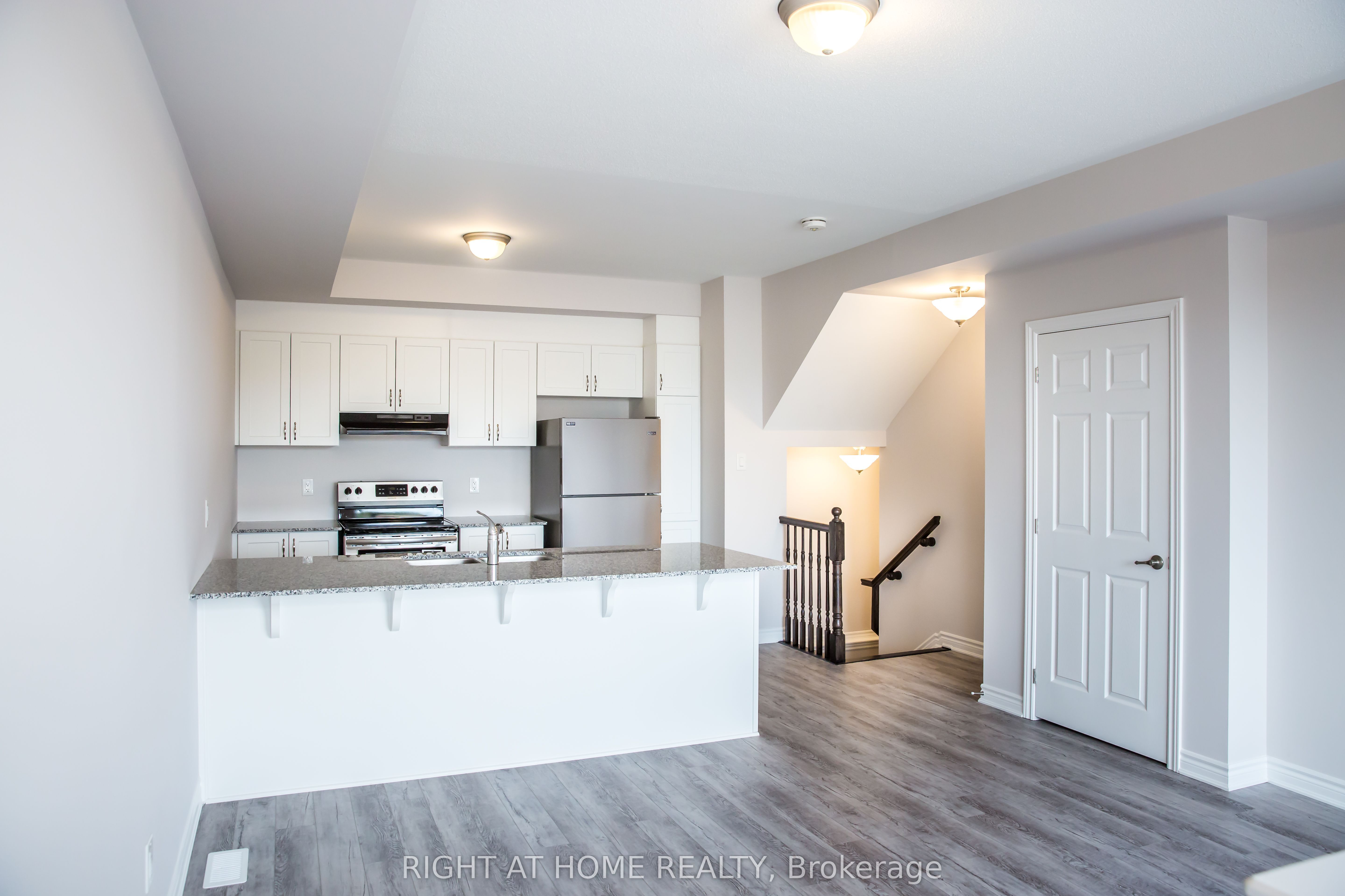 561 OZAWA Private, Manor Park - Cardinal Glen and Area, ON K1K 5G8 photo 5