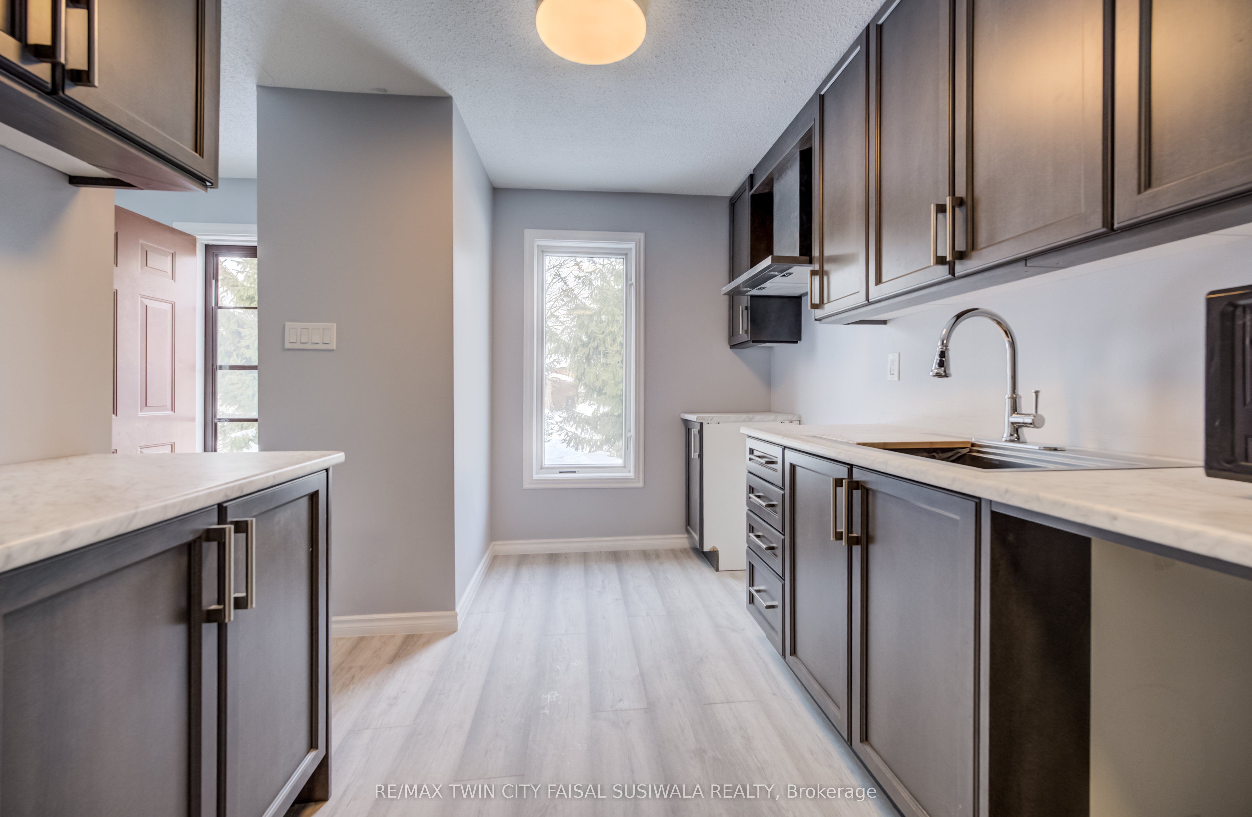 249 Cedarbrae Avenue 18, Waterloo, ON N2L 4S8 photo 3