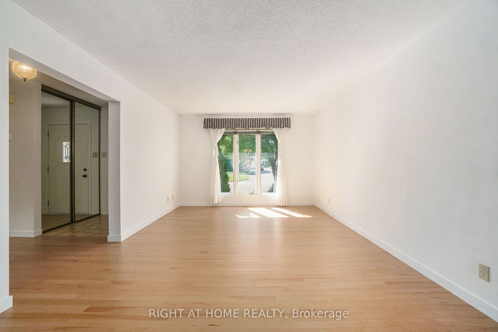 82 Nestow Drive, Tanglewood - Grenfell Glen - Pineglen, ON K2G 4L8 photo 5