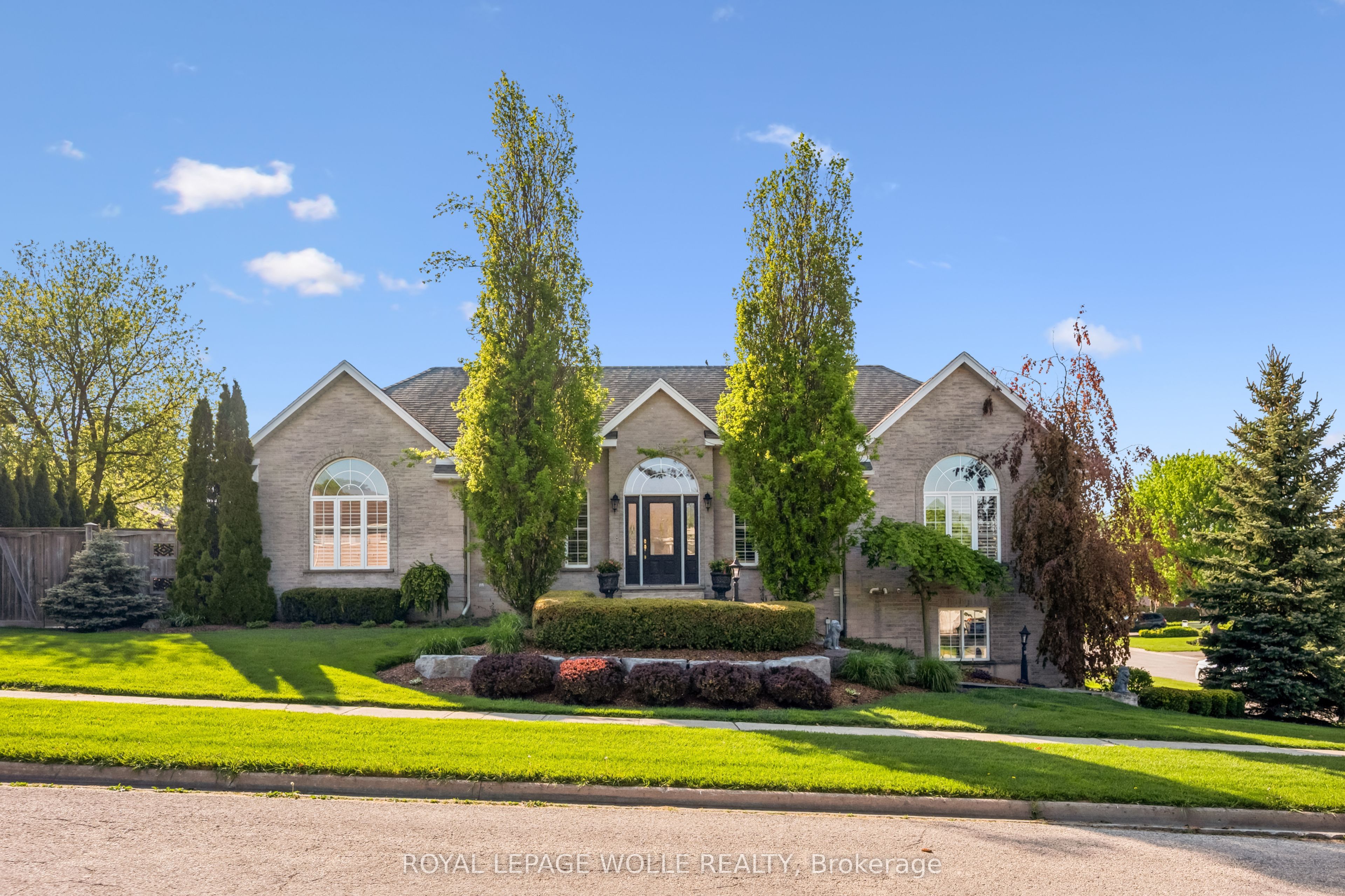 20 E Bonniewood Drive, Mapleton, ON N0G 1P0