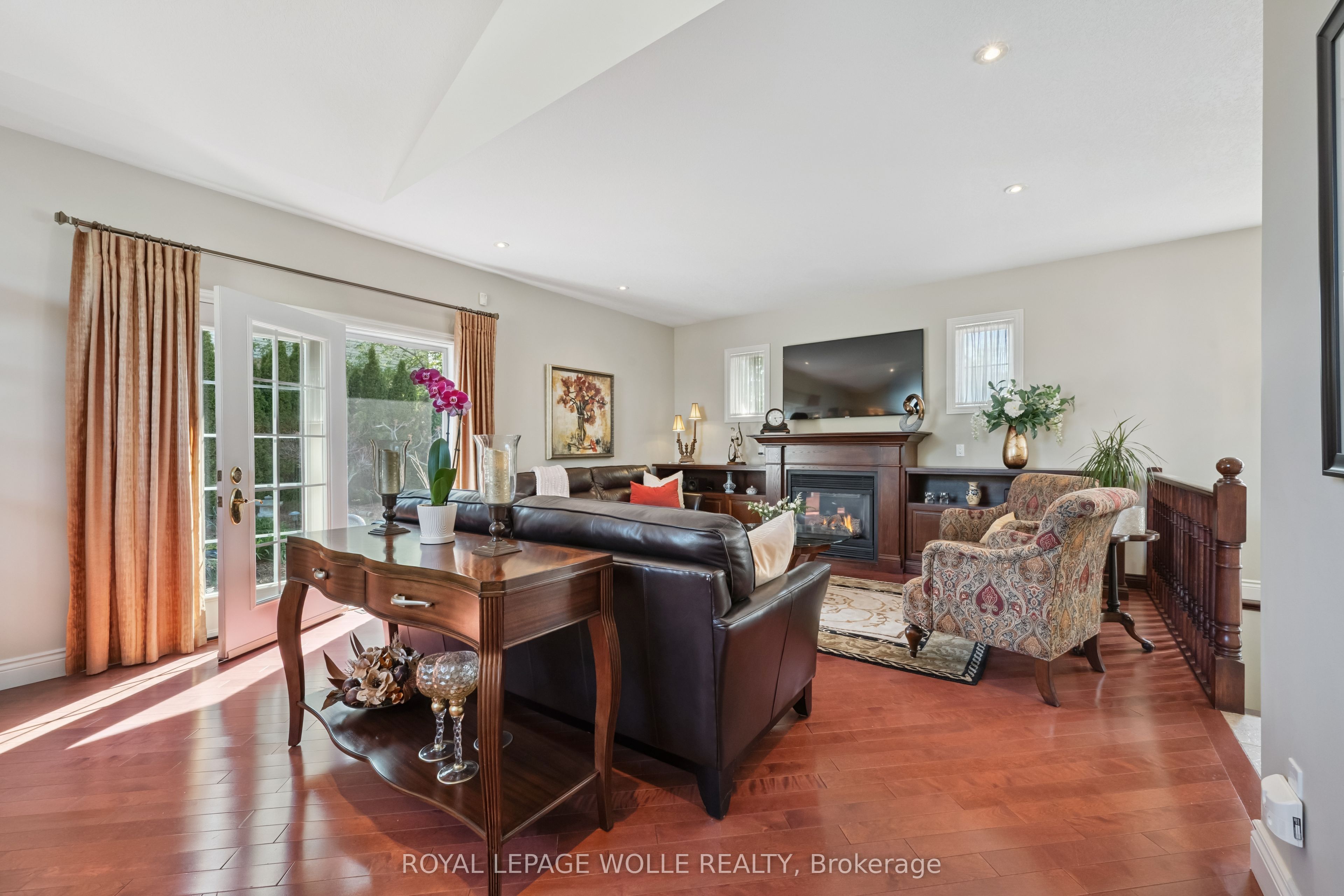 20 E Bonniewood Drive, Mapleton, ON N0G 1P0 photo 4