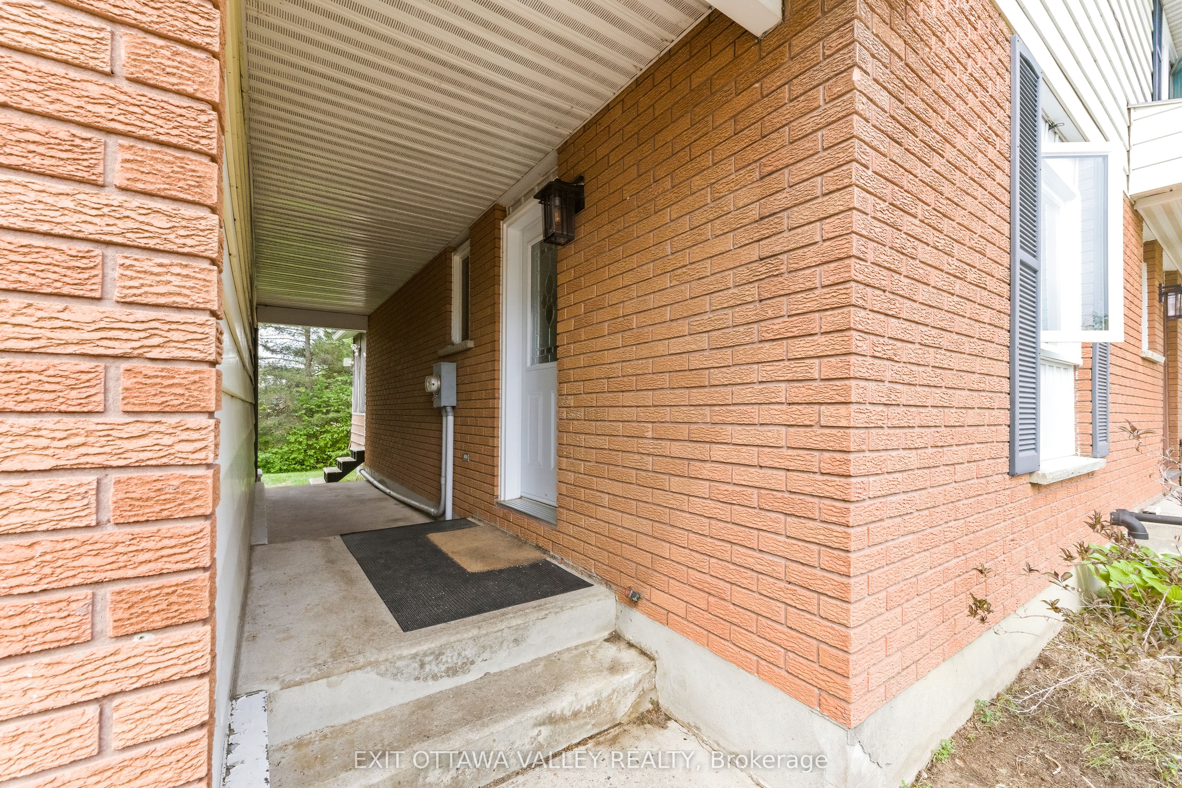 13 Tamarack Street, Deep River, ON K0J 1P0 photo 3