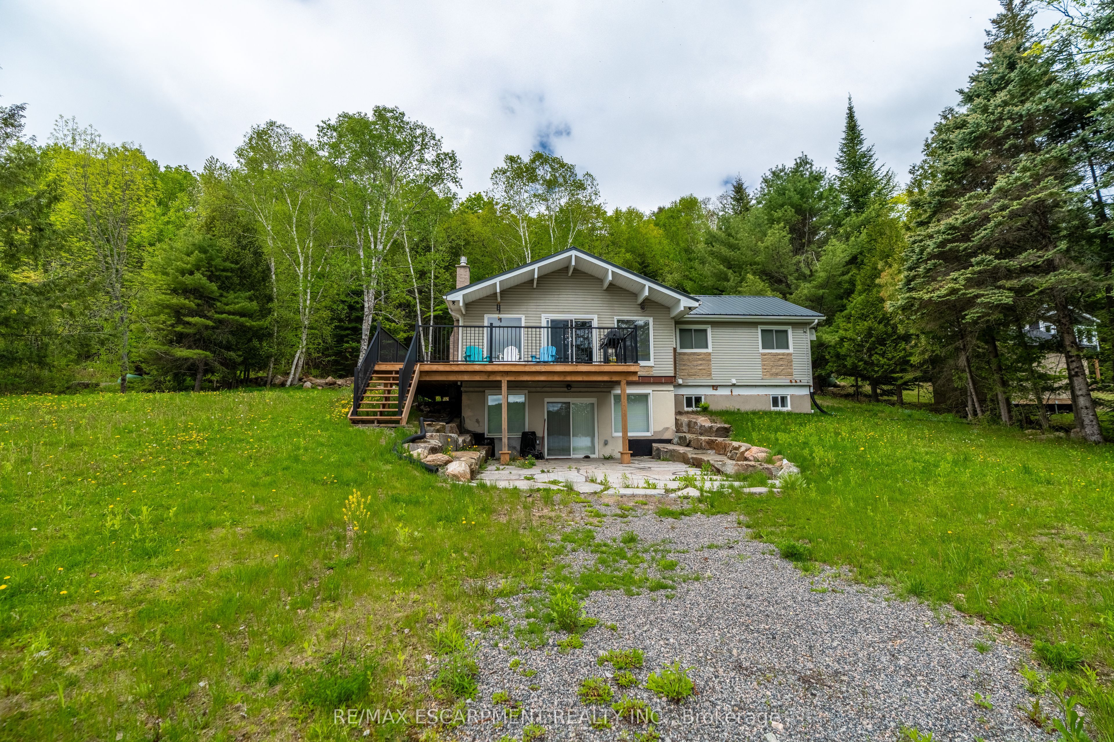 1056 Inawendawin Road, Lake of Bays, ON P0B 1A0
