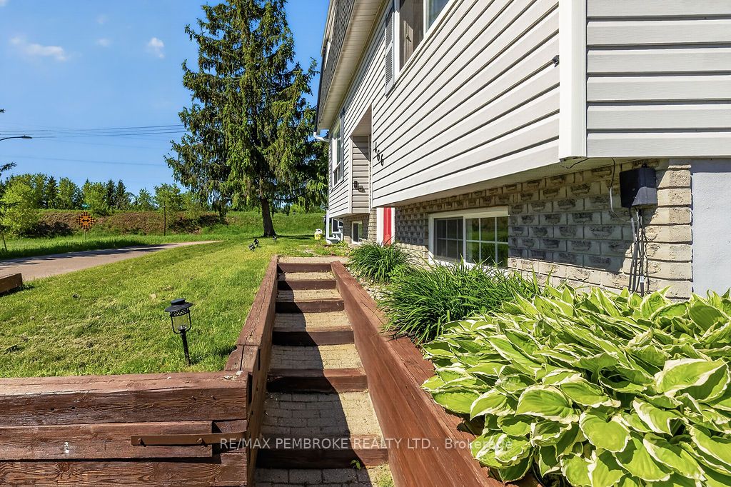 466 Gourley Avenue, Pembroke, ON K8A 8J5 photo 2