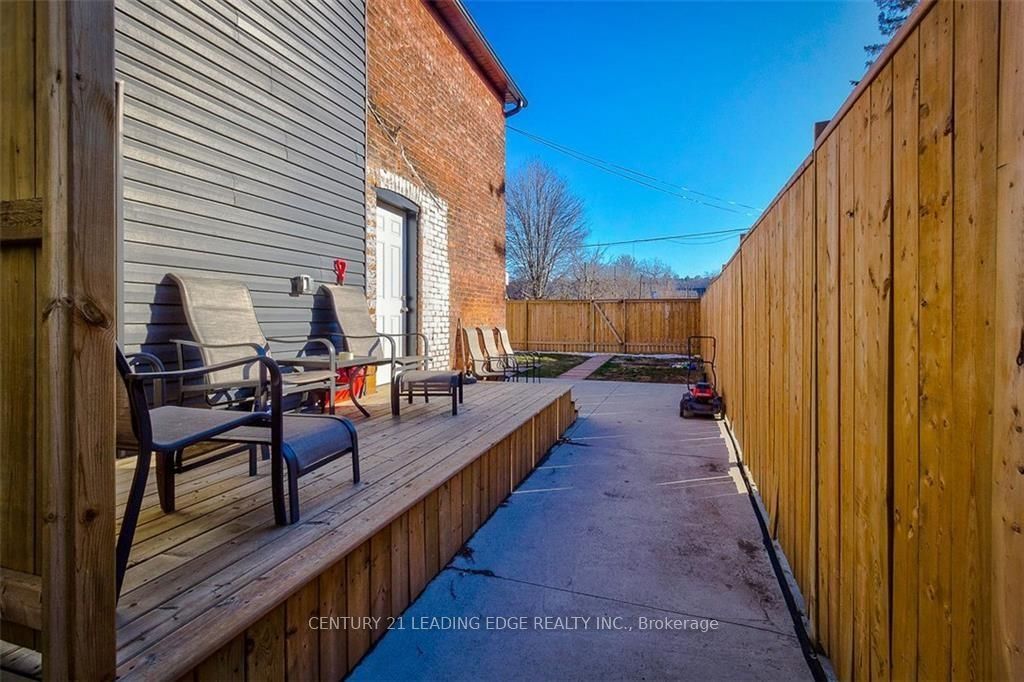 382 Cannon Street E B, Hamilton, ON L8L 2C4 photo 2
