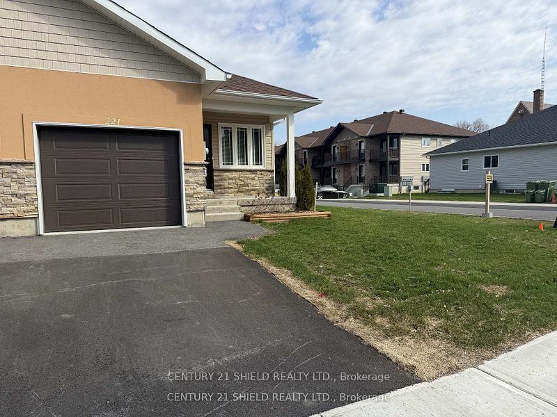 221 Third Street W, Cornwall, ON K6J 0B6 photo 2