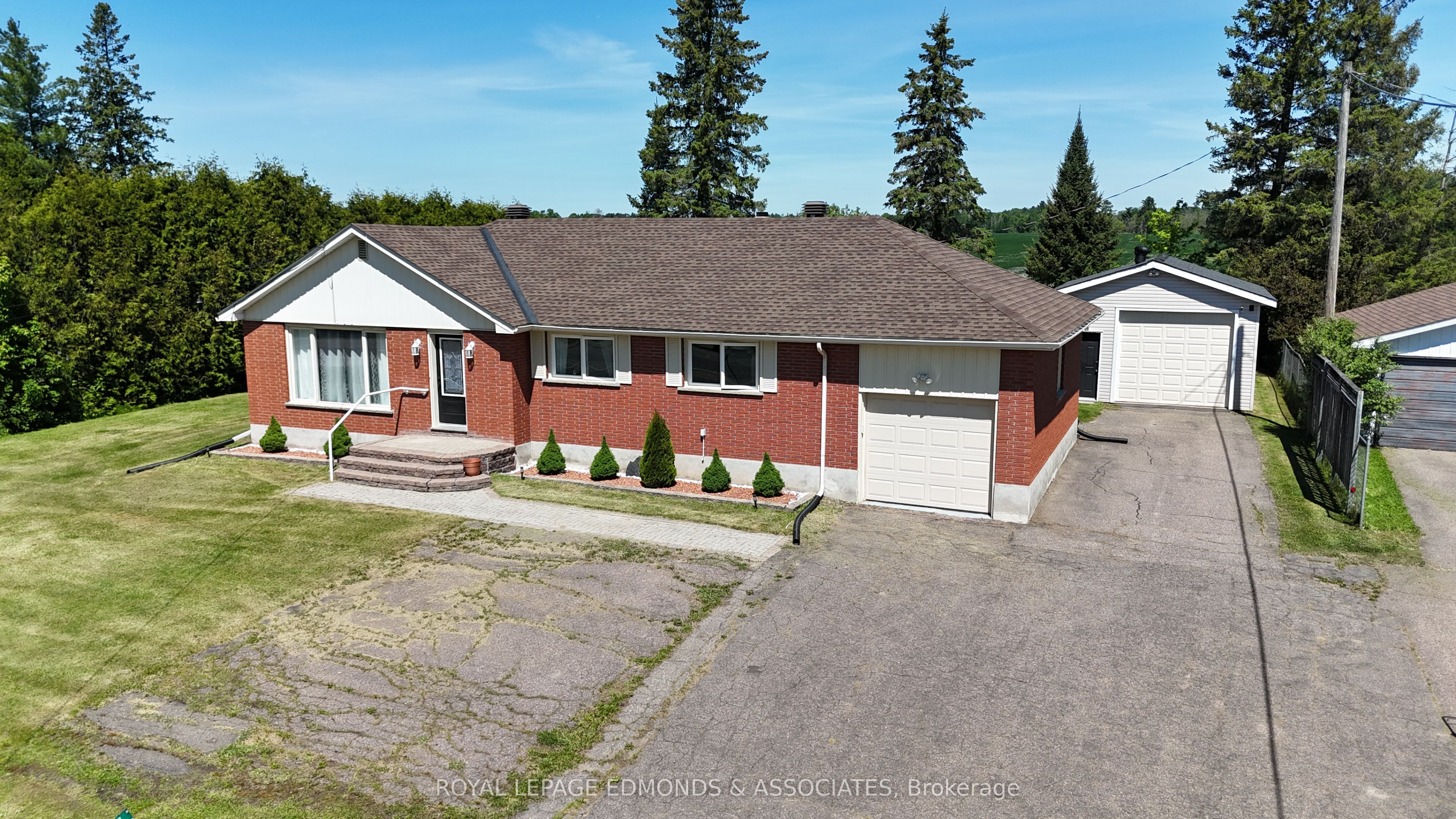 11837 Round Lake Road, Laurentian Valley, ON K8A 6W8