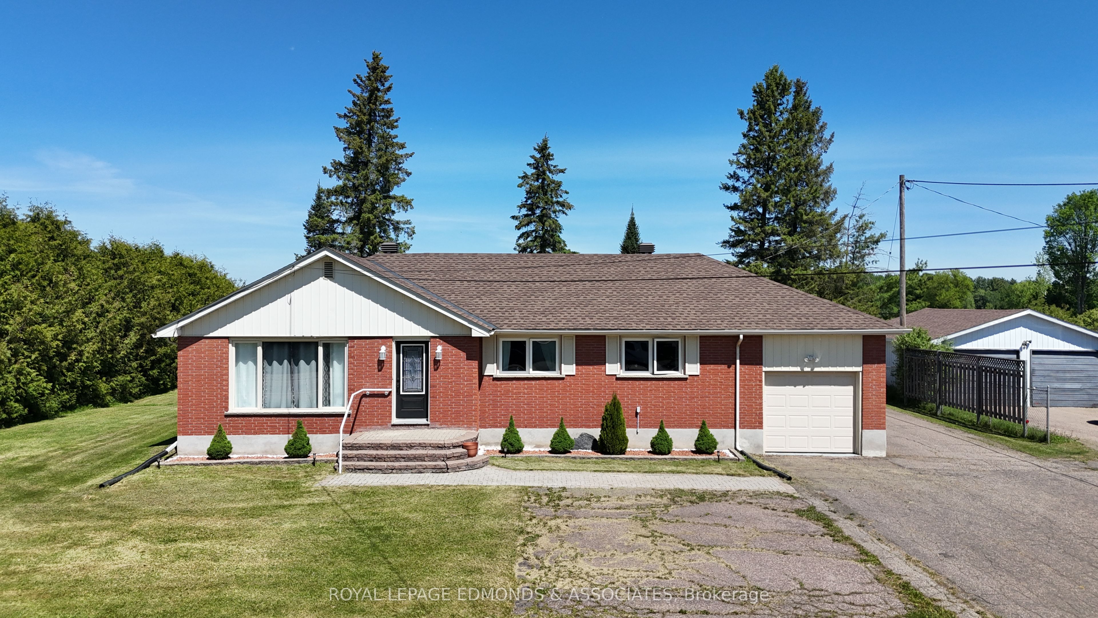 11837 Round Lake Road, Laurentian Valley, ON K8A 6W8 photo 2