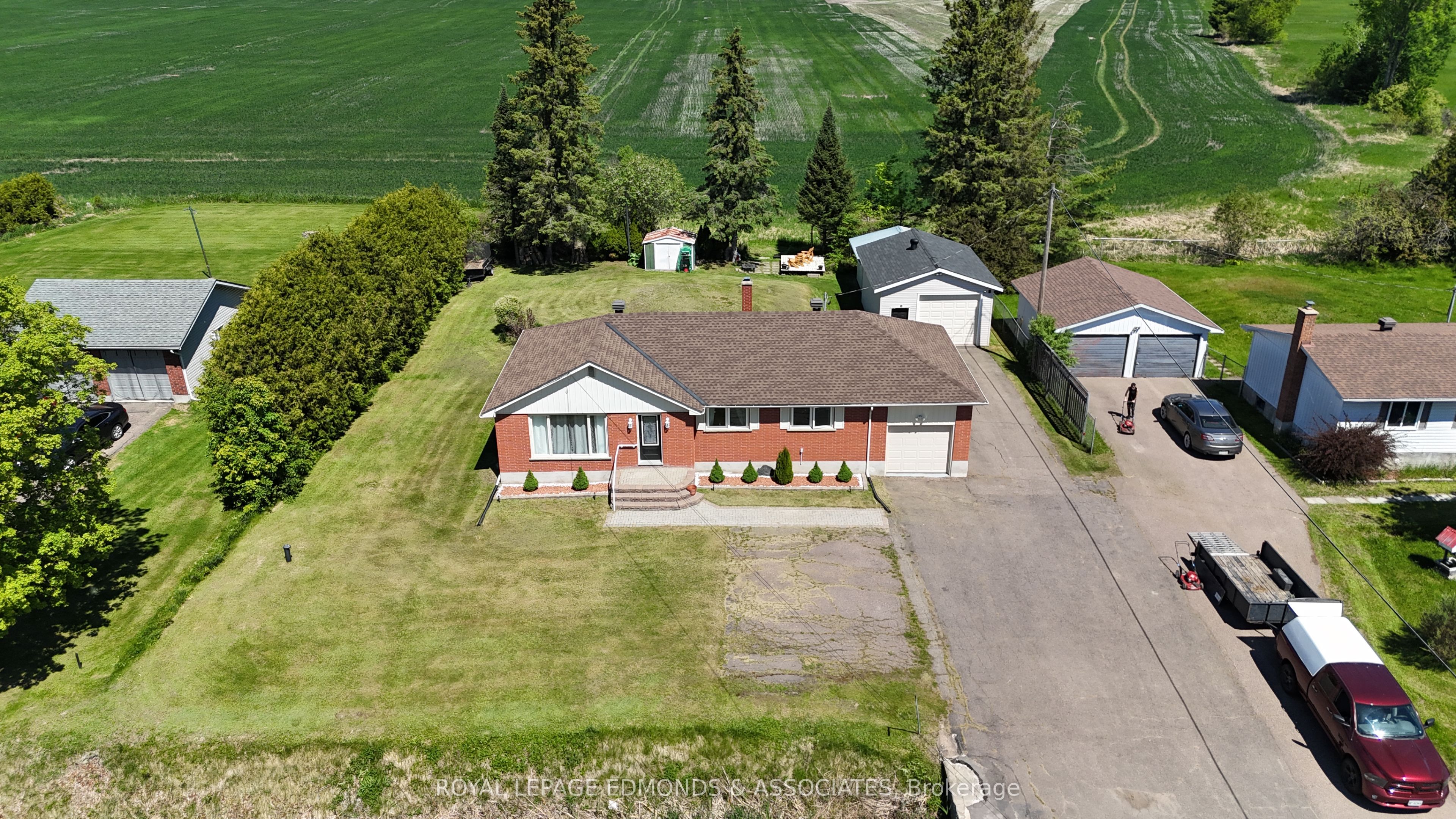 11837 Round Lake Road, Laurentian Valley, ON K8A 6W8 photo 3