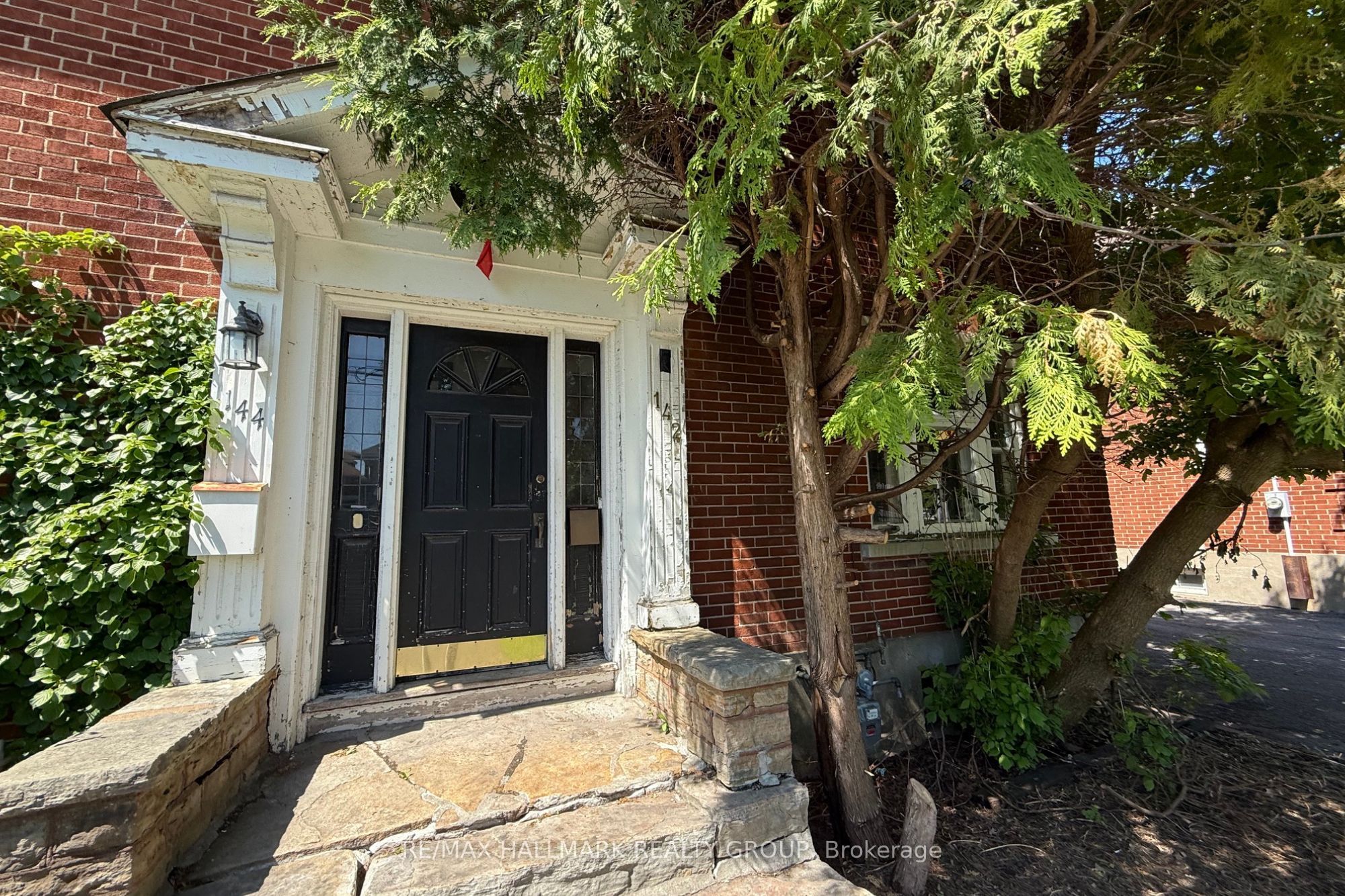 142 Clarendon Avenue, Tunneys Pasture and Ottawa West, ON K1Y 0R5 photo 2