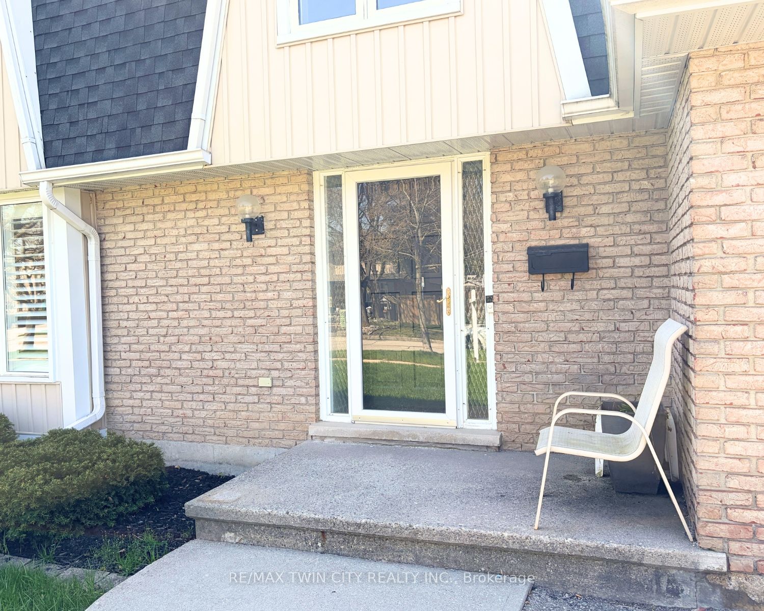 111 Manor Drive, Kitchener, ON N2A 2T9 photo 2