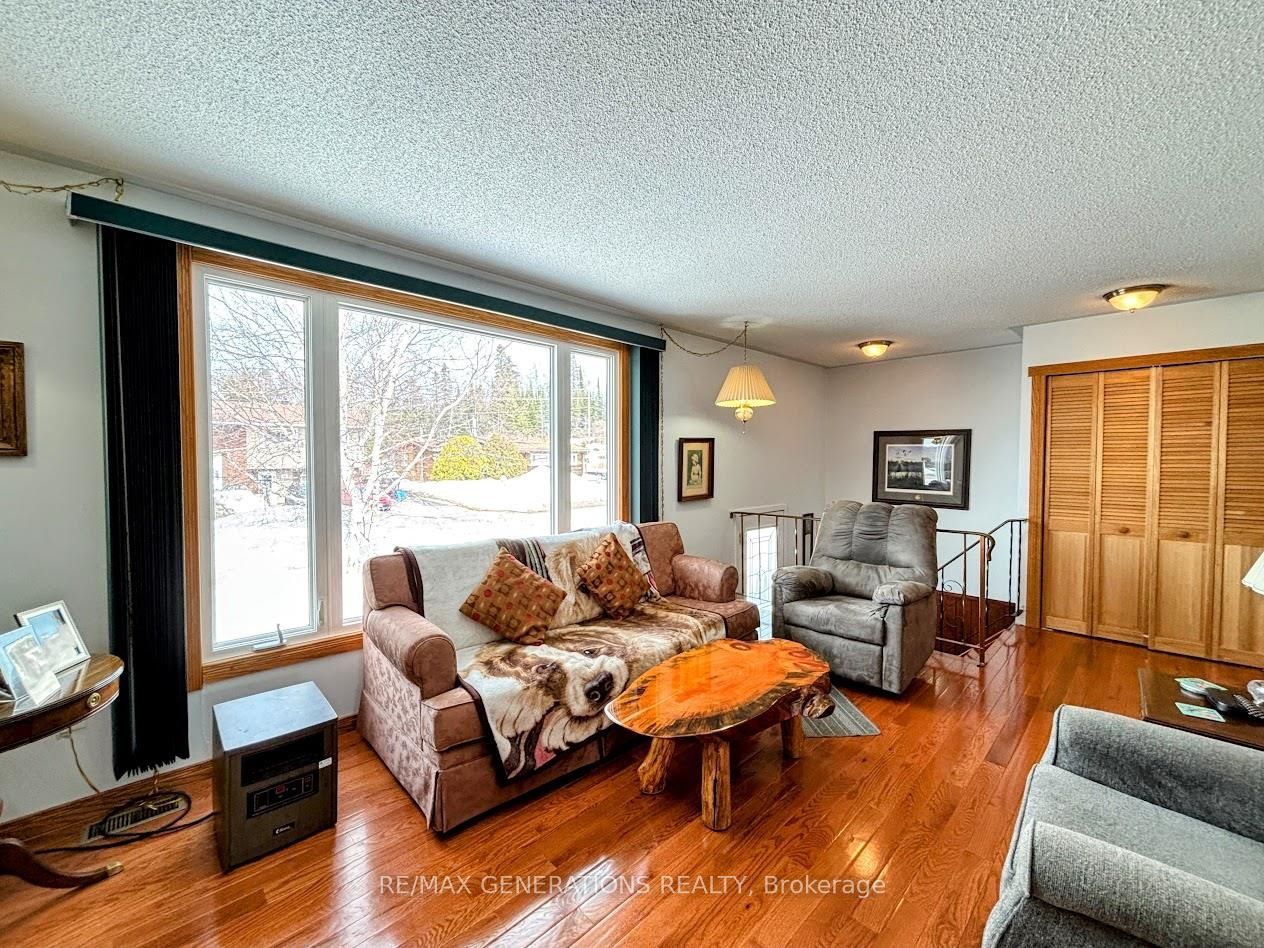 14 Lloyd Irwin Street, Marathon, ON P0T 2E0 photo 2