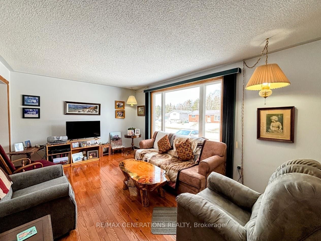 14 Lloyd Irwin Street, Marathon, ON P0T 2E0 photo 3