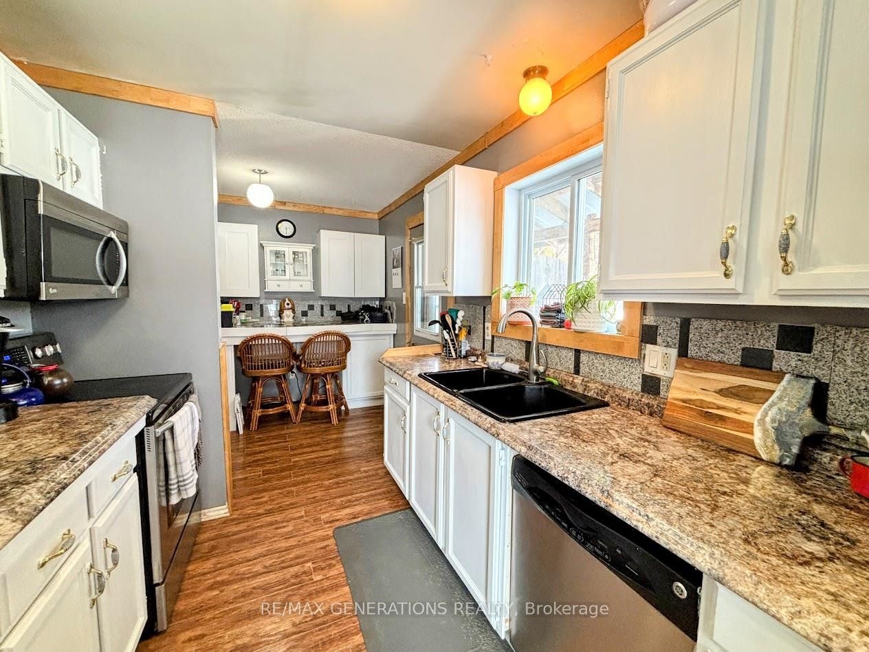 64 Hemlo Drive, Marathon, ON P0T 2E0 photo 2