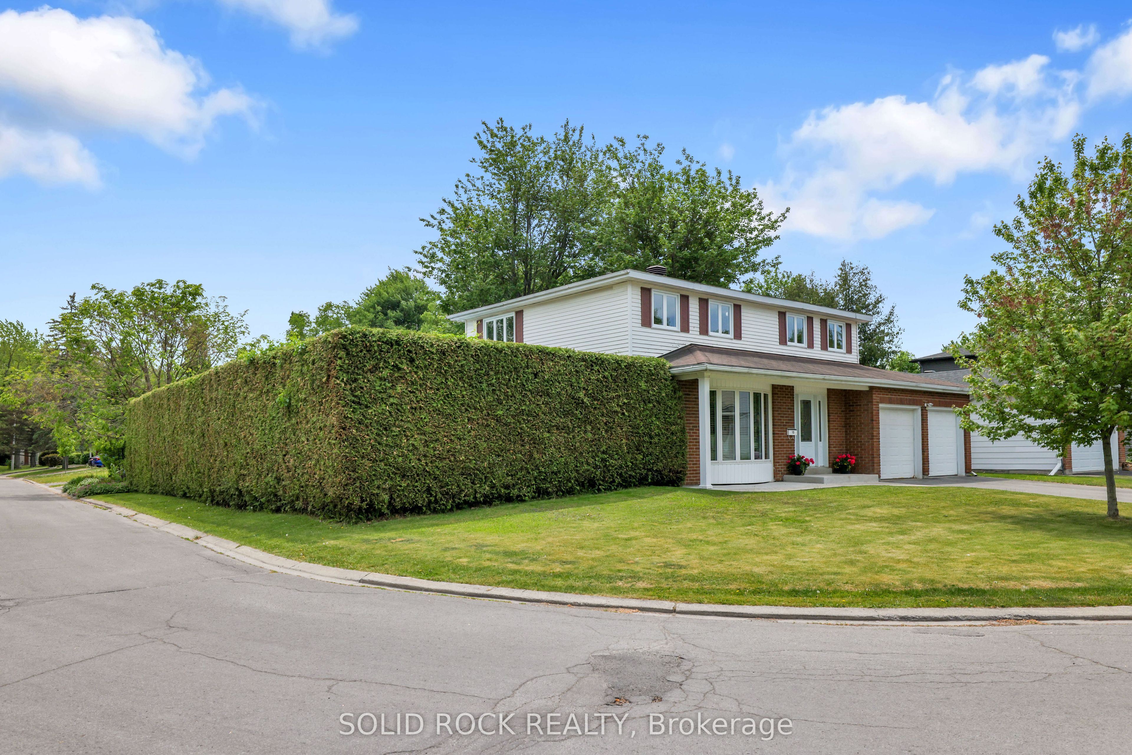 10 Highpark Crescent, Blackburn Hamlet, ON K1B 3G8 photo 2