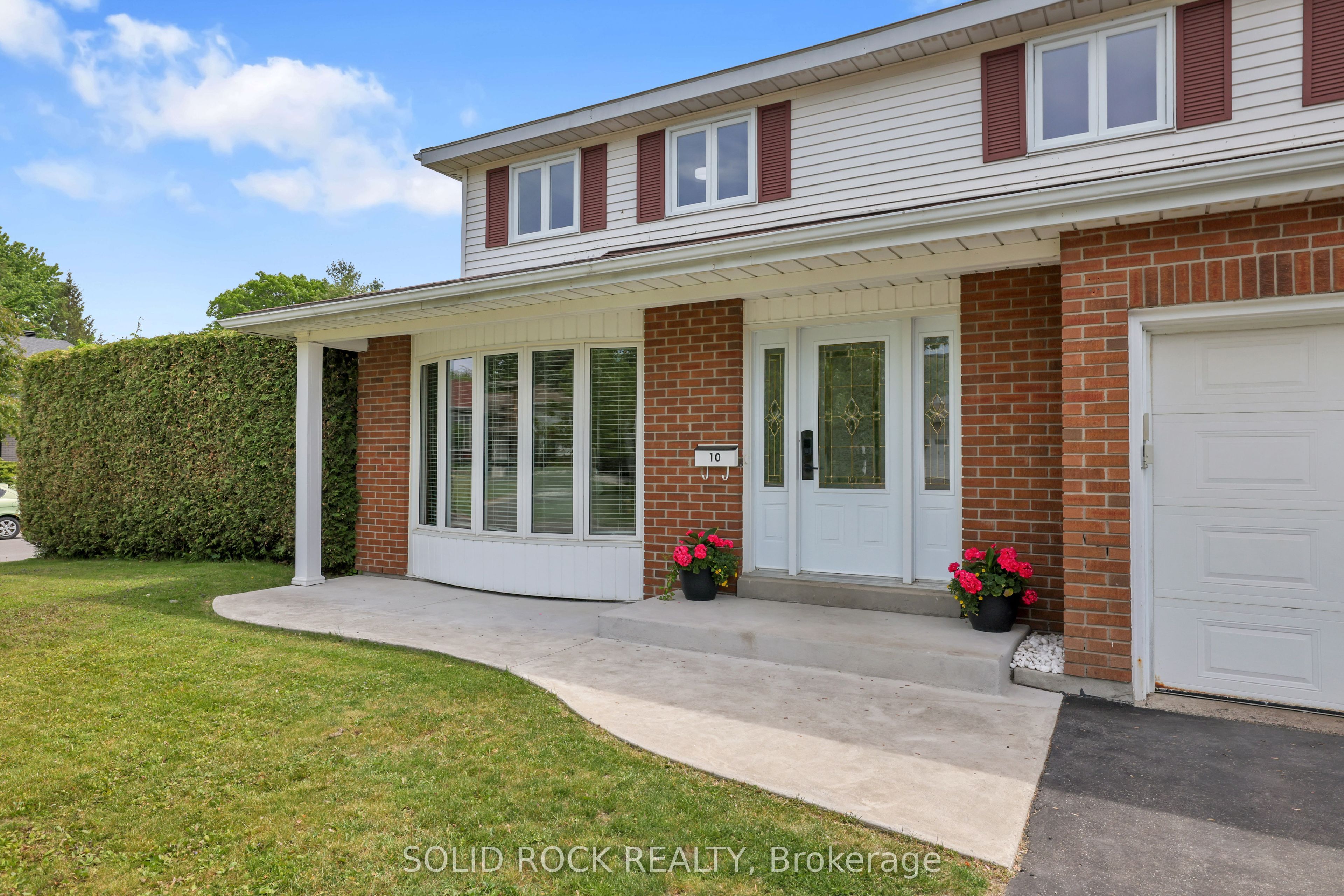 10 Highpark Crescent, Blackburn Hamlet, ON K1B 3G8 photo 3