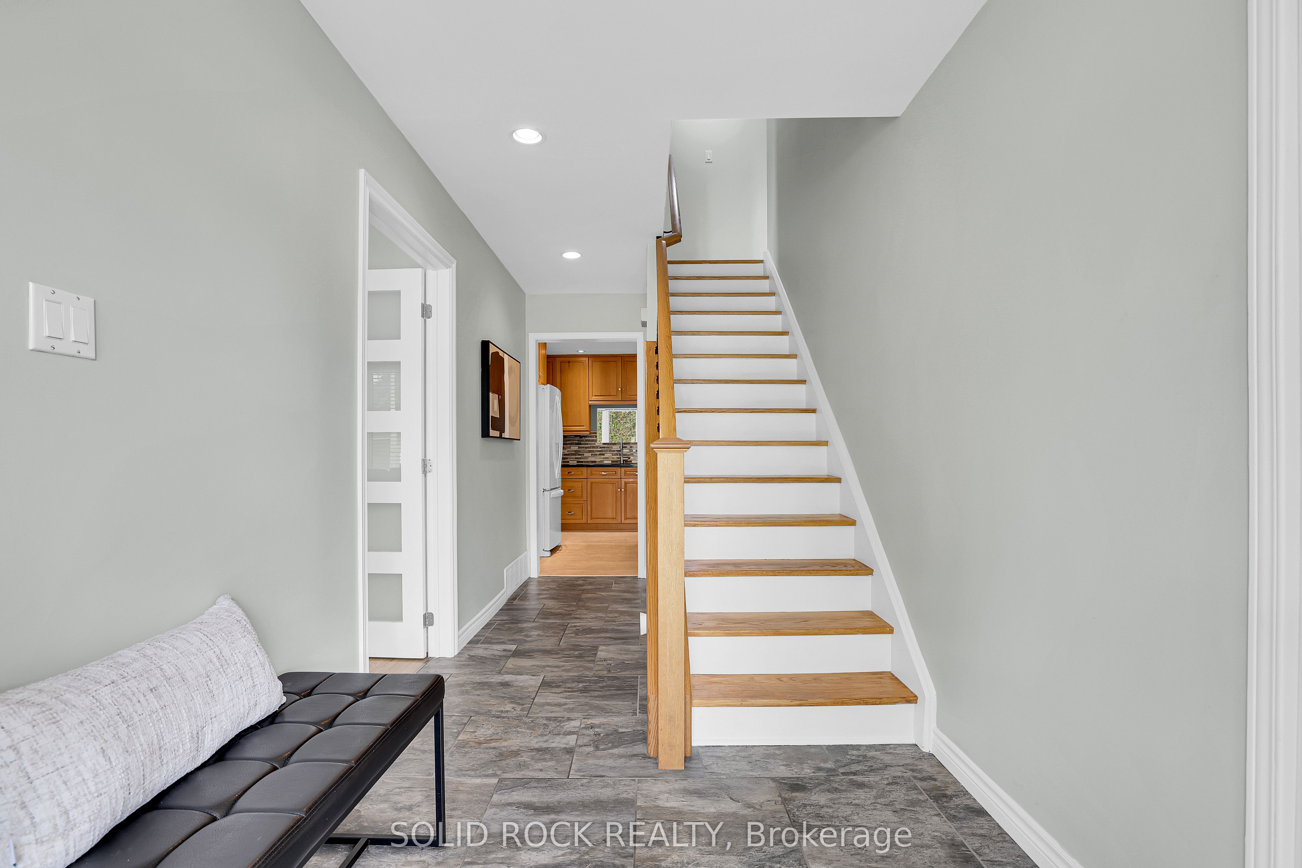 10 Highpark Crescent, Blackburn Hamlet, ON K1B 3G8 photo 4
