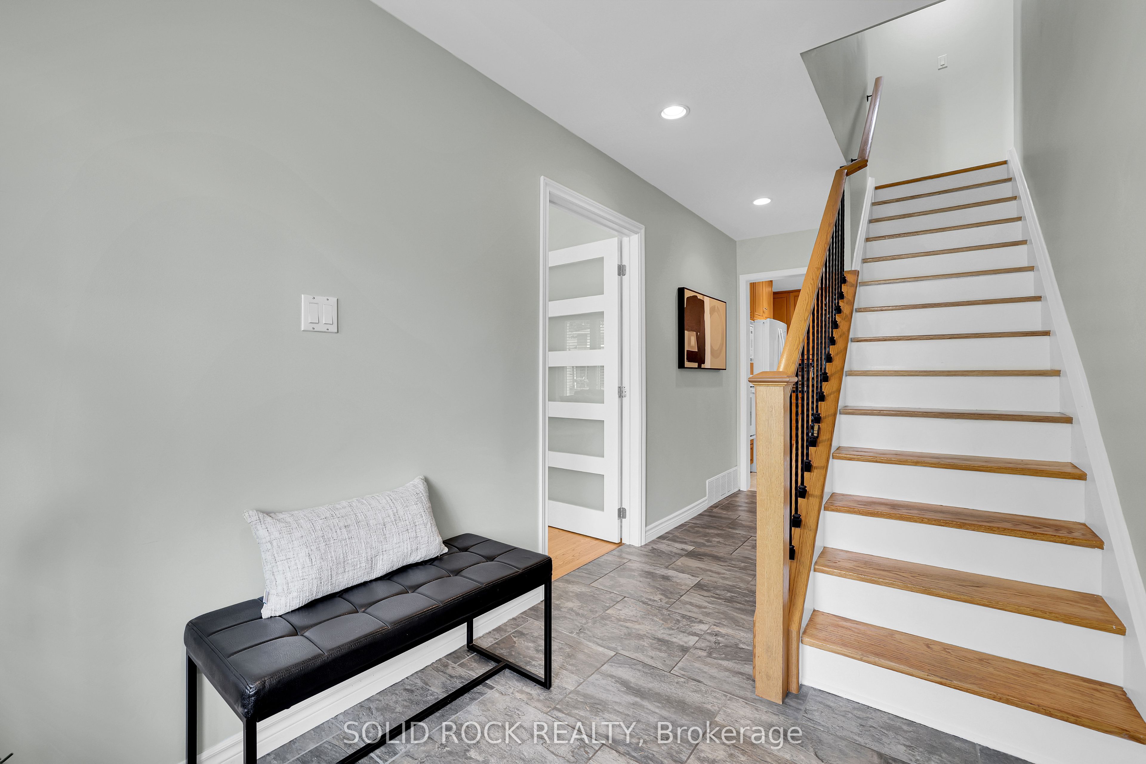 10 Highpark Crescent, Blackburn Hamlet, ON K1B 3G8 photo 5