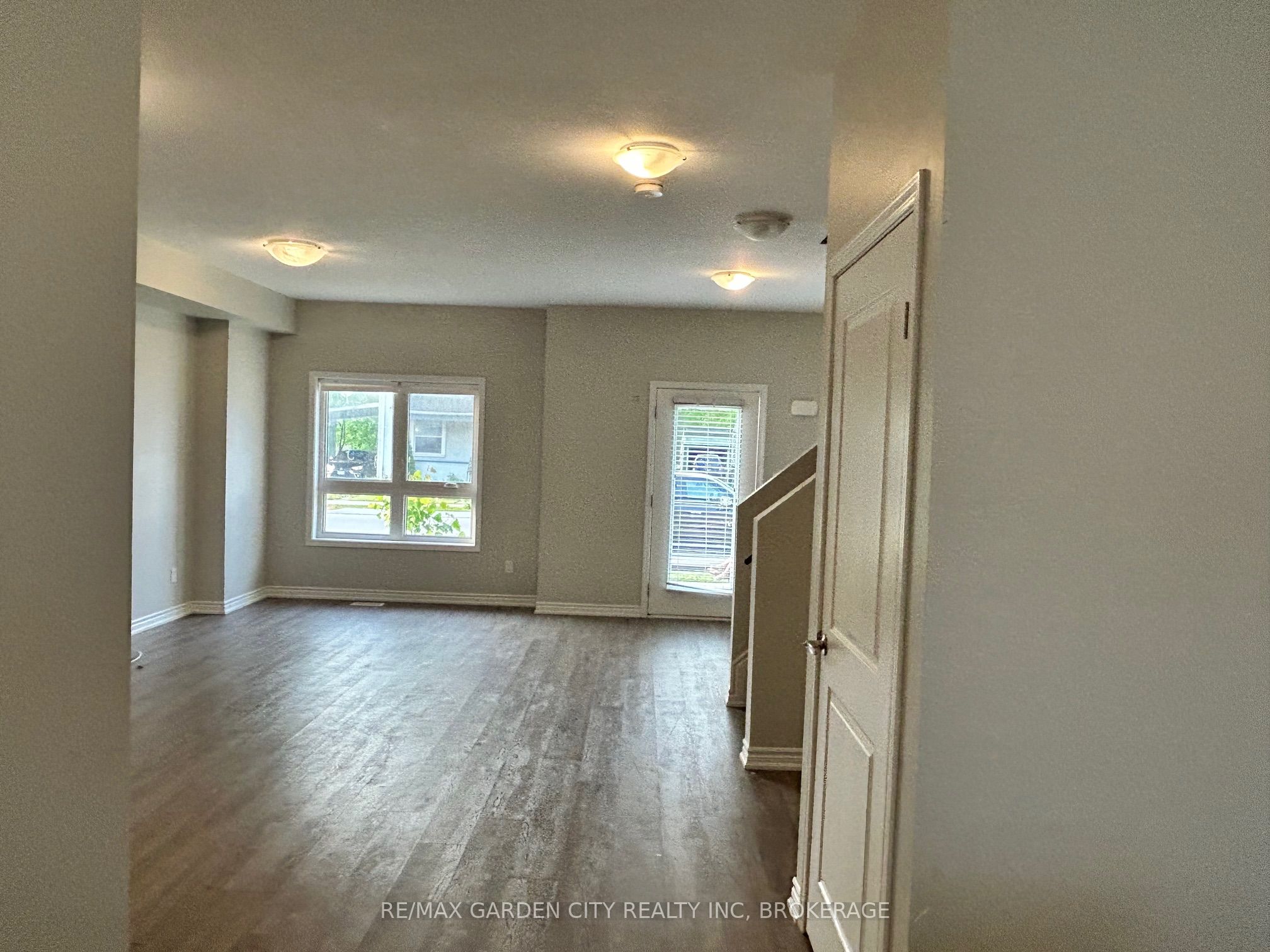 182 BROADWAY Lane 8, Welland, ON L3C 0J2 photo 2