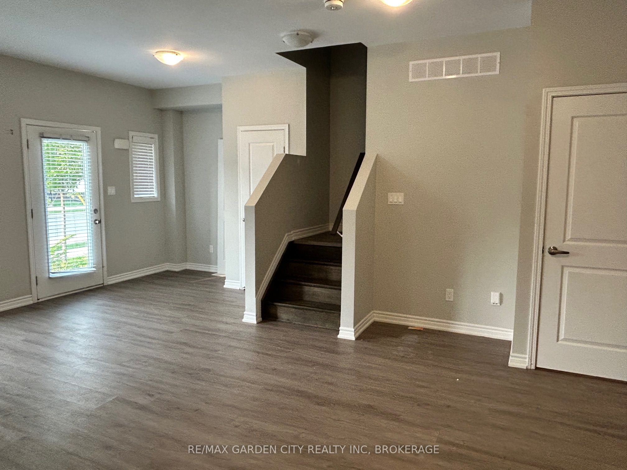 182 BROADWAY Lane 8, Welland, ON L3C 0J2 photo 5
