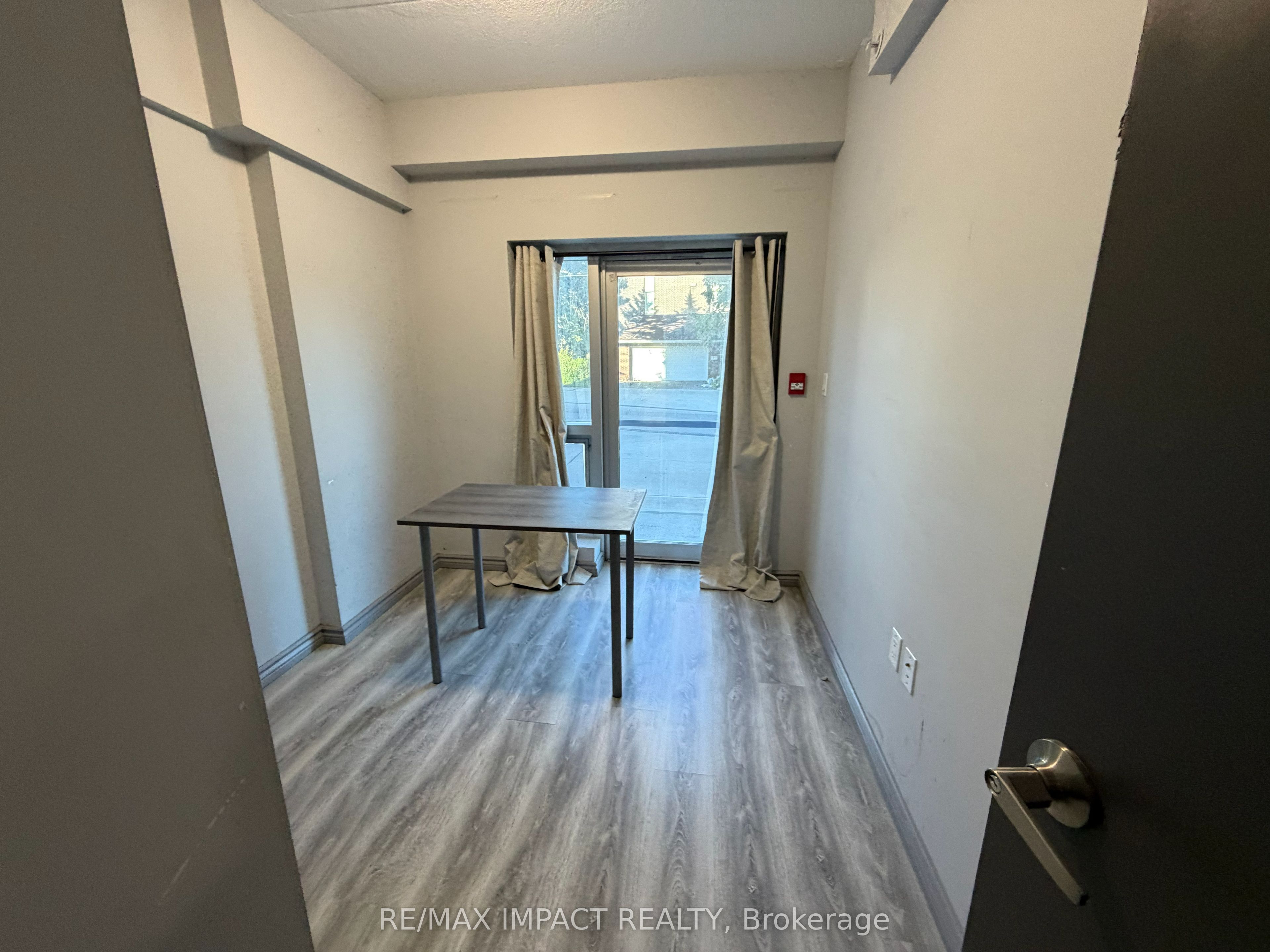 275 Larch Street B04, Waterloo, ON N2L 3R2 photo 2