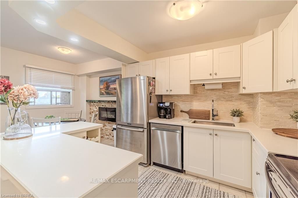 648 Grey Street 305, Brantford, ON N3S 4Y3 photo 2