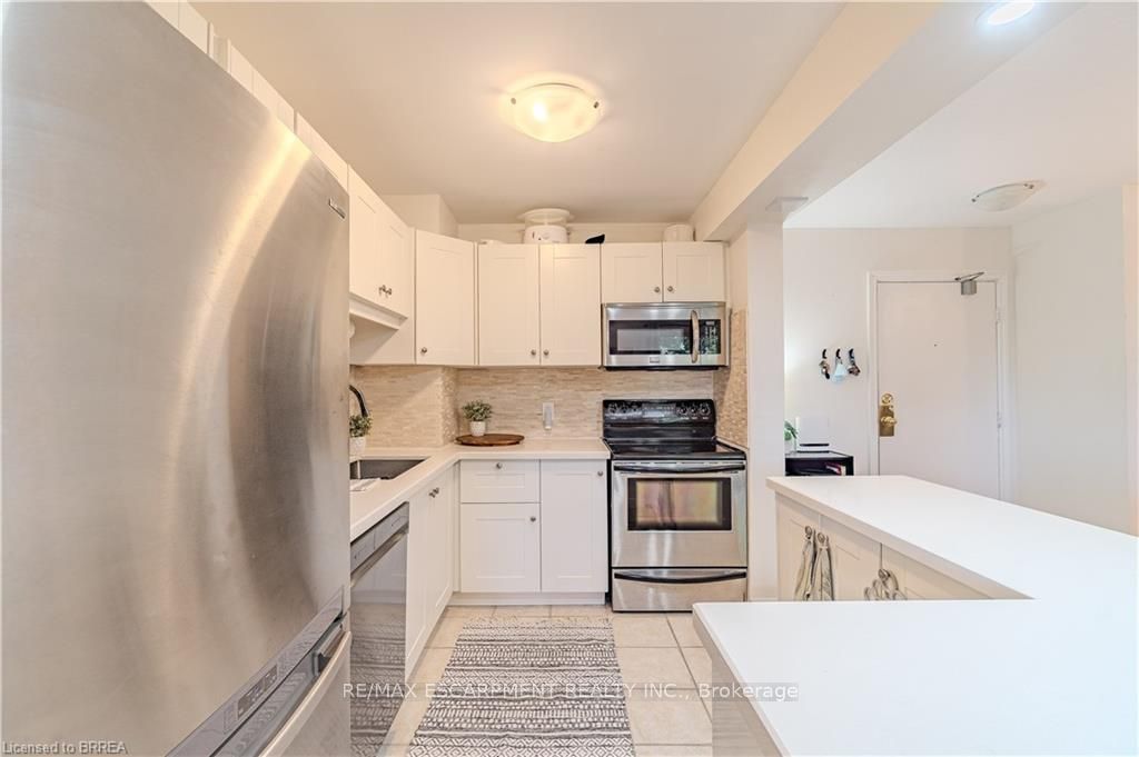 648 Grey Street 305, Brantford, ON N3S 4Y3 photo 3