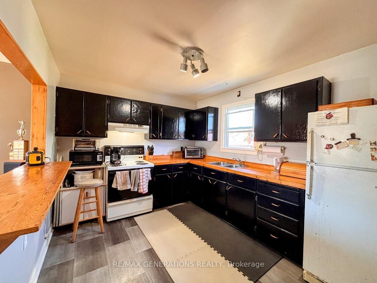 25 Neebig Avenue, Manitouwadge, ON P0T 2C0 photo 2