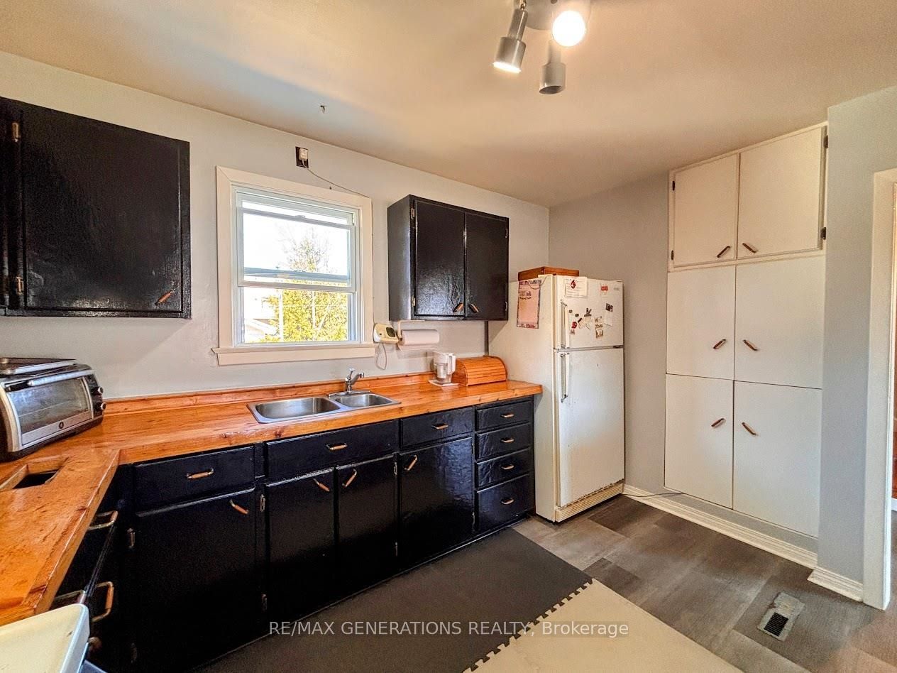 25 Neebig Avenue, Manitouwadge, ON P0T 2C0 photo 3