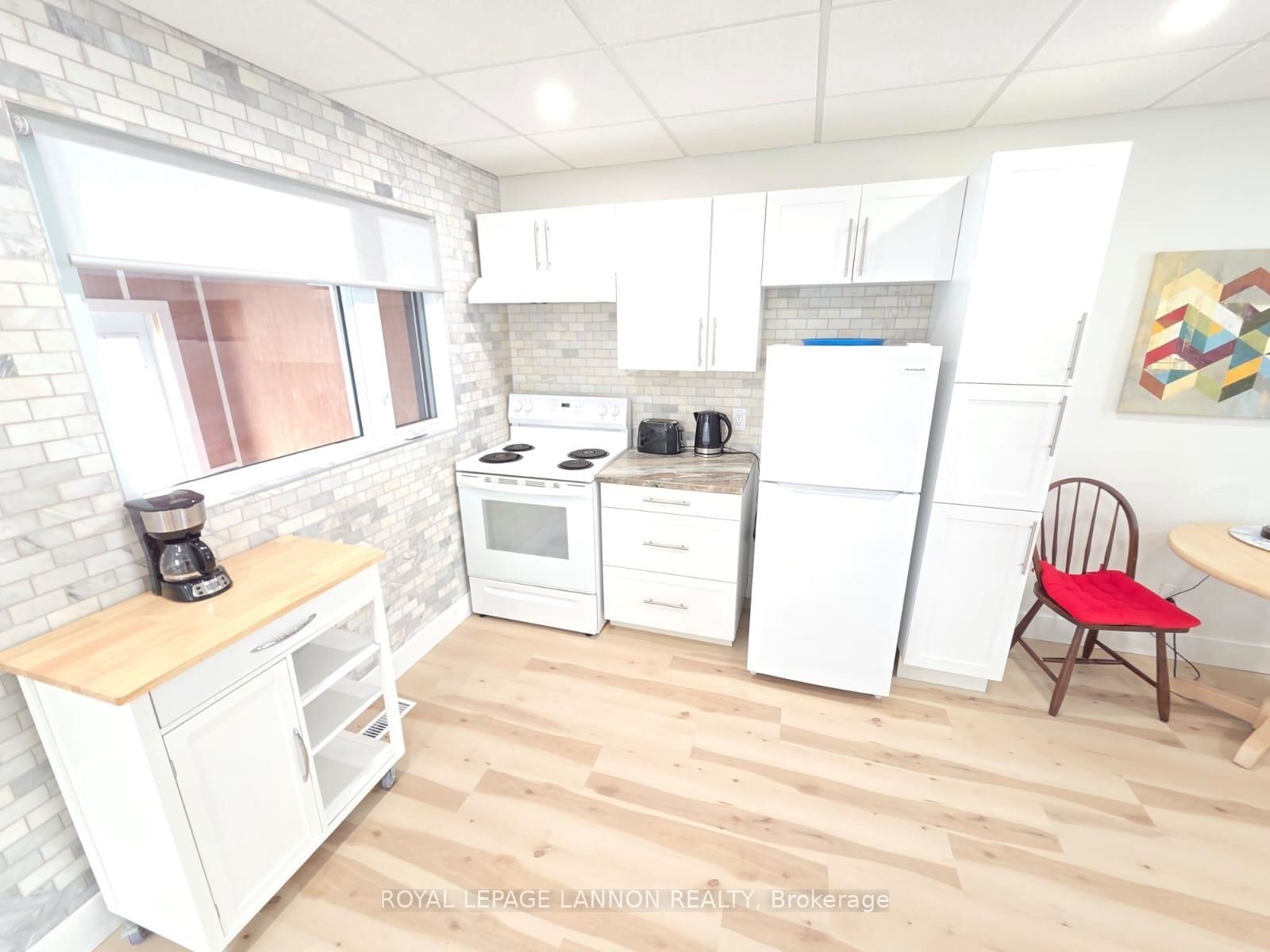 84 Machar Ave, Thunder Bay, ON P7B 2Y6 photo 2