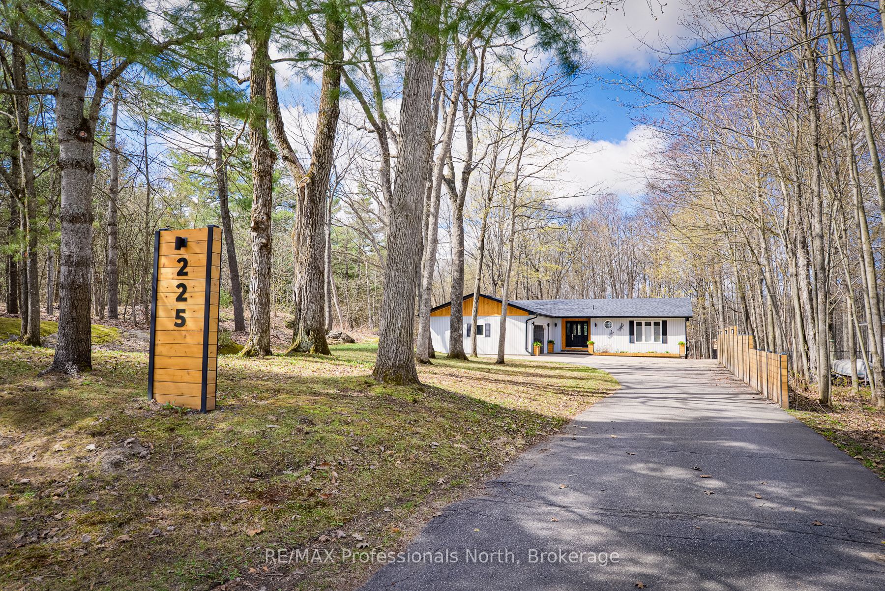 225 Blanchard Street W, Gravenhurst, ON P1P 1A8