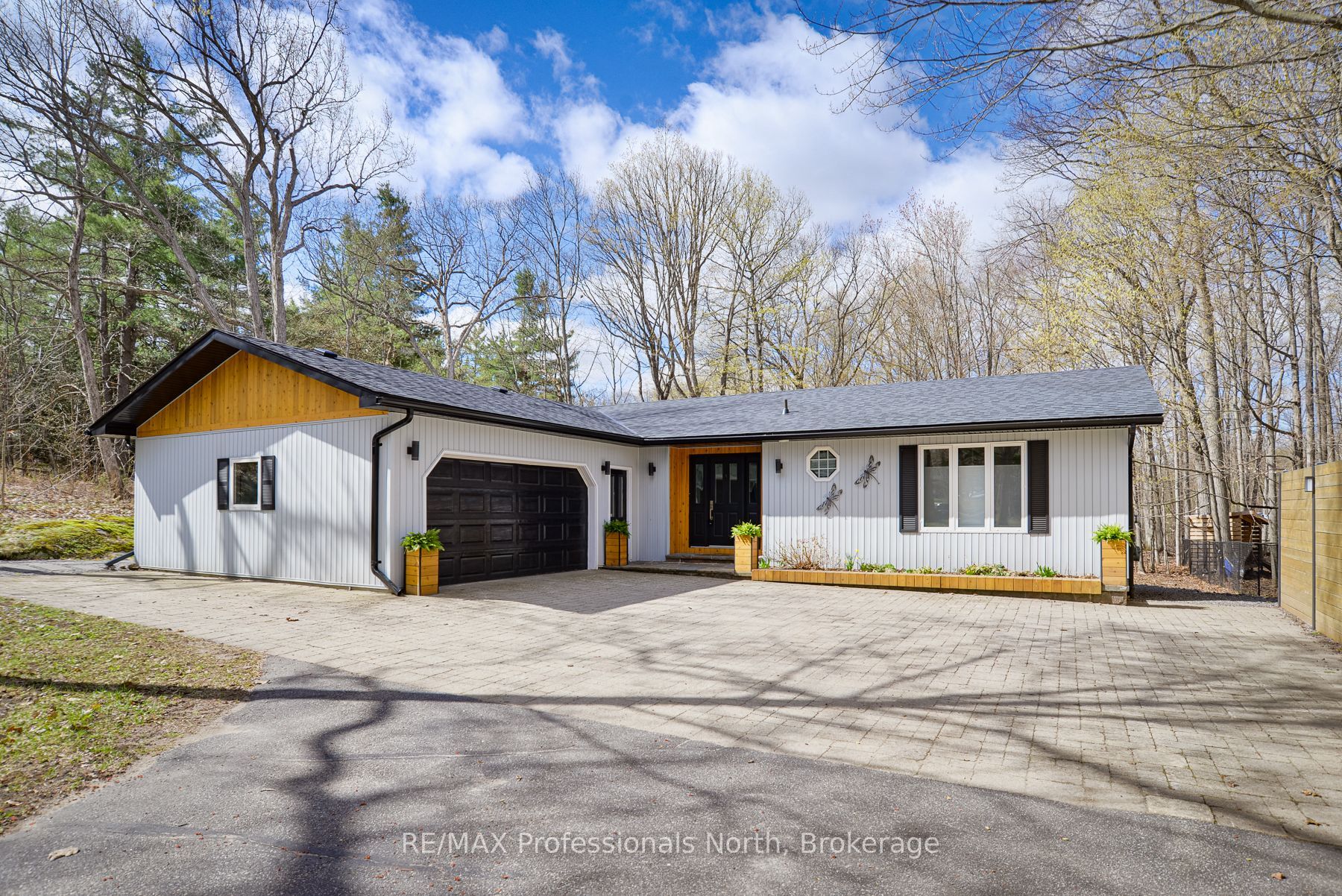 225 Blanchard Street W, Gravenhurst, ON P1P 1A8 photo 2