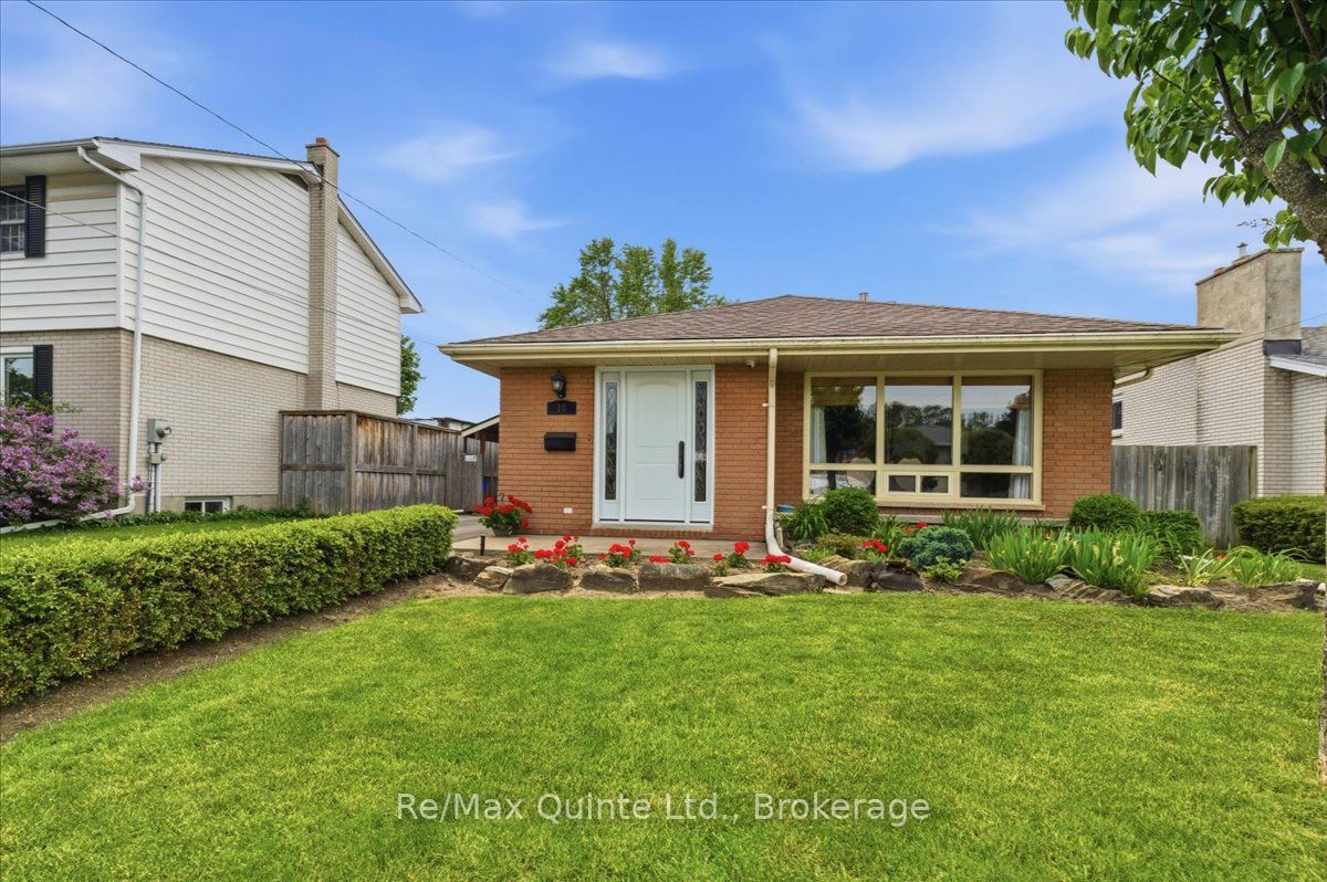 18 Plaza Square, Belleville, ON K8N 4J3 photo 2