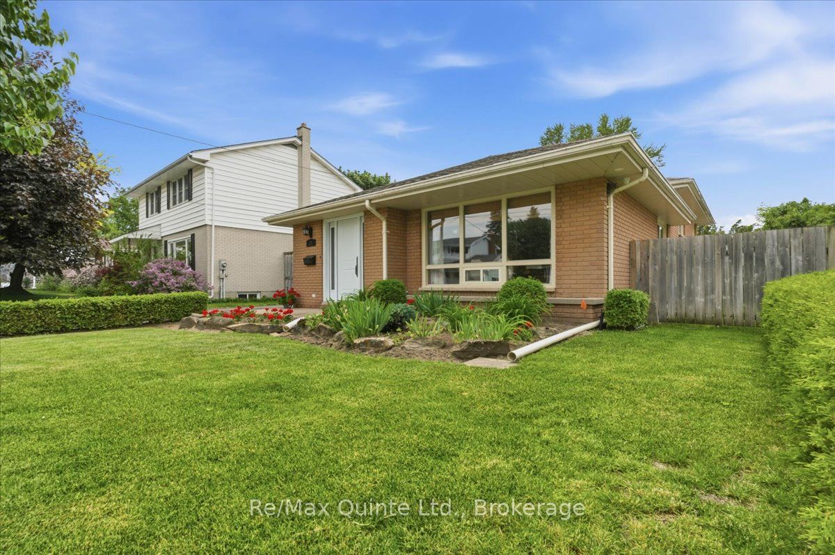 18 Plaza Square, Belleville, ON K8N 4J3 photo 3