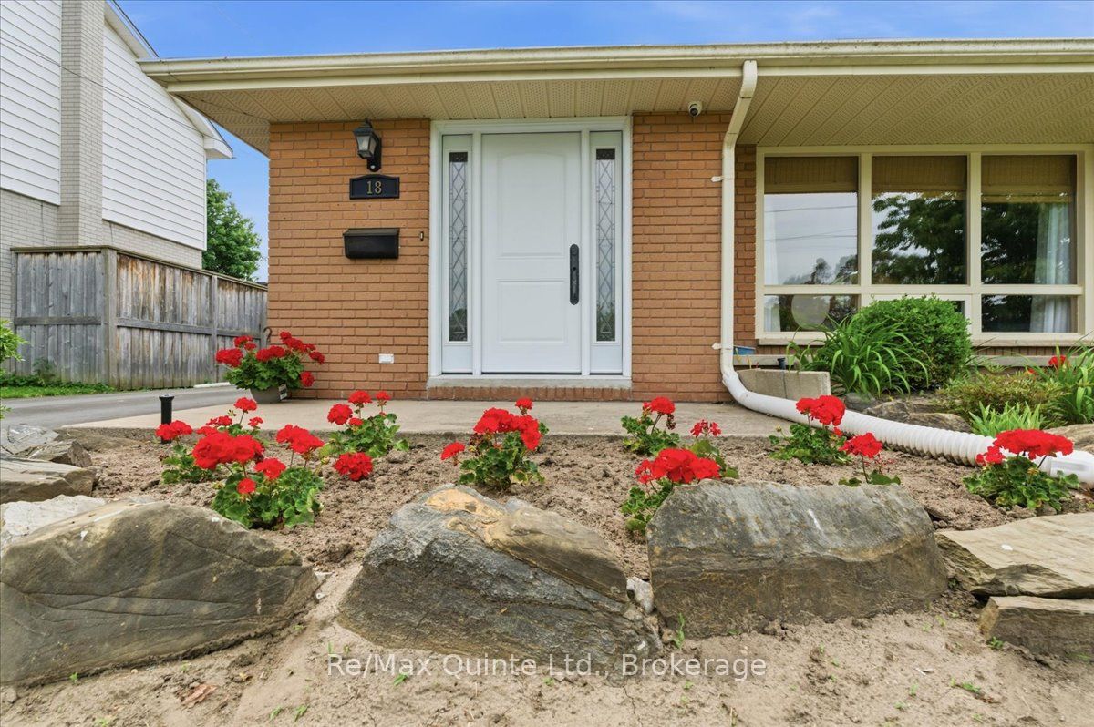 18 Plaza Square, Belleville, ON K8N 4J3 photo 4