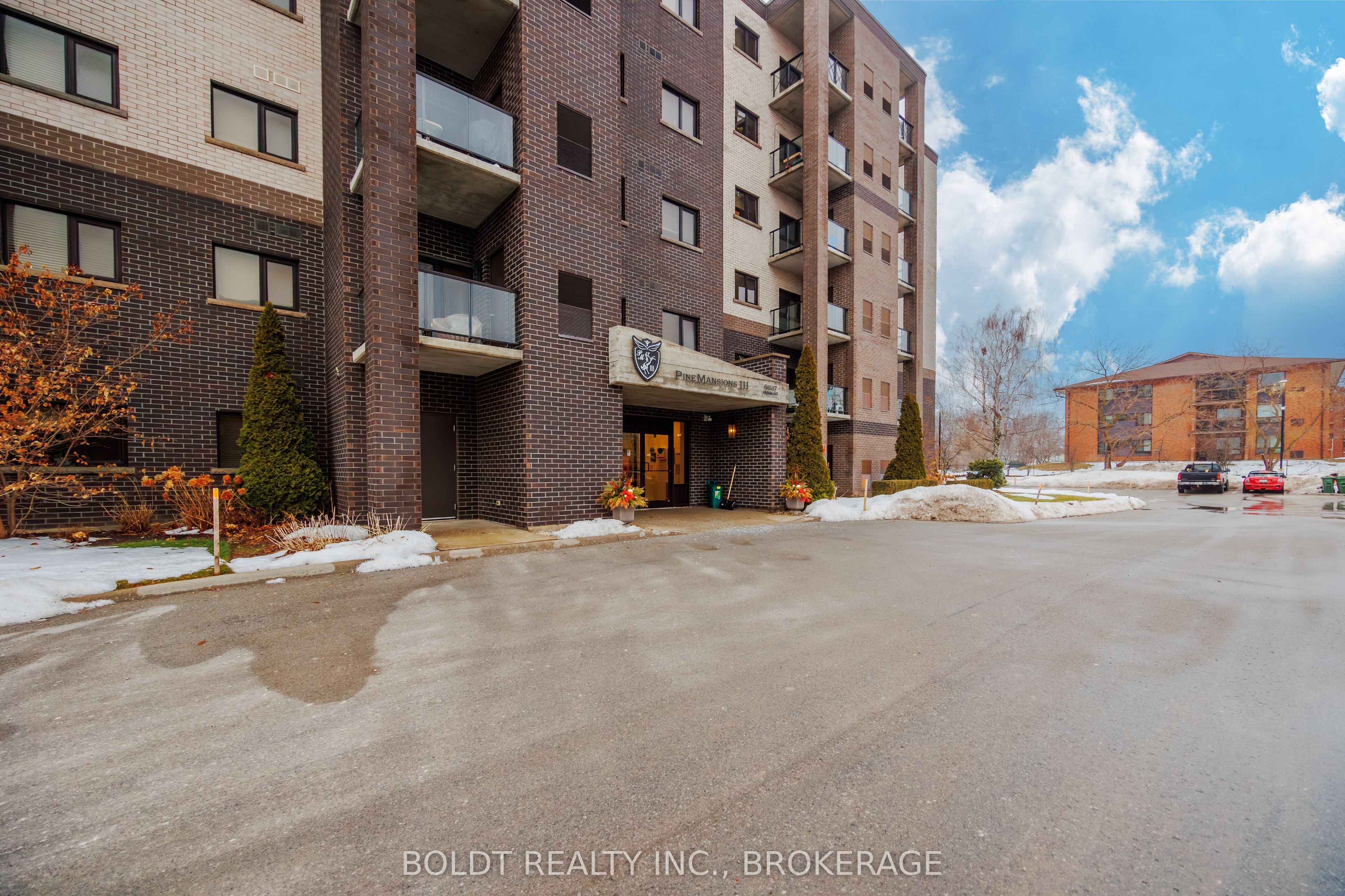 5837 Dunn Street 207, Niagara Falls, ON L2G 0X7 photo 3