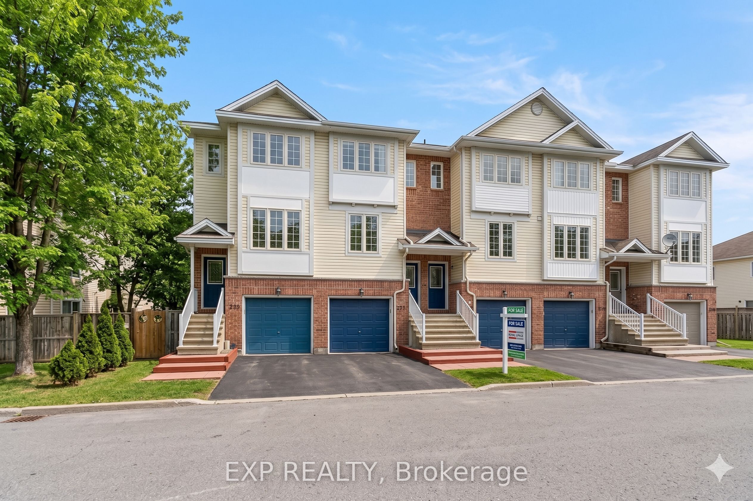 211 Gershwin Private, Bells Corners and South to Fallowfield, ON K2H 1G6