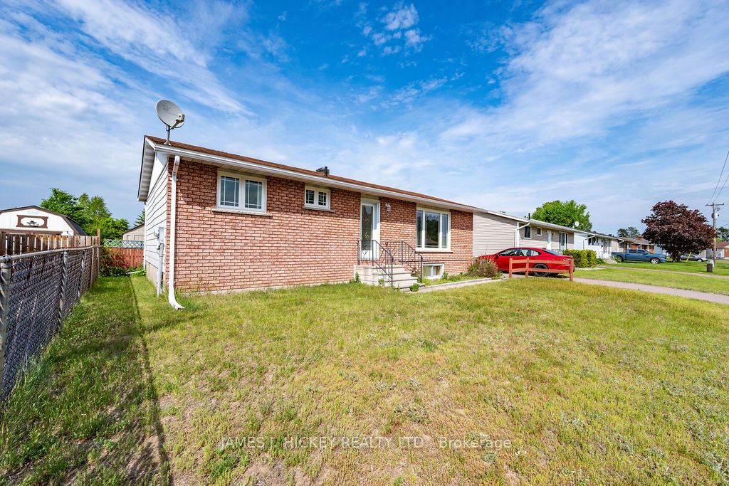 72 Herman Street, Petawawa, ON K8H 1W2 photo 2