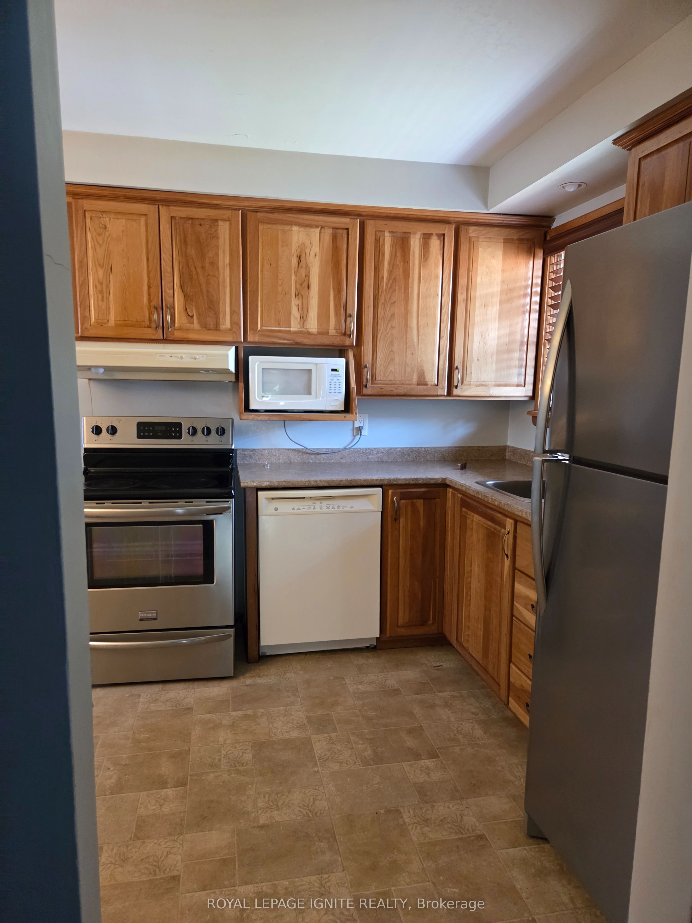 947 Southlawn Drive, Peterborough, ON K9J 1E9 photo 5