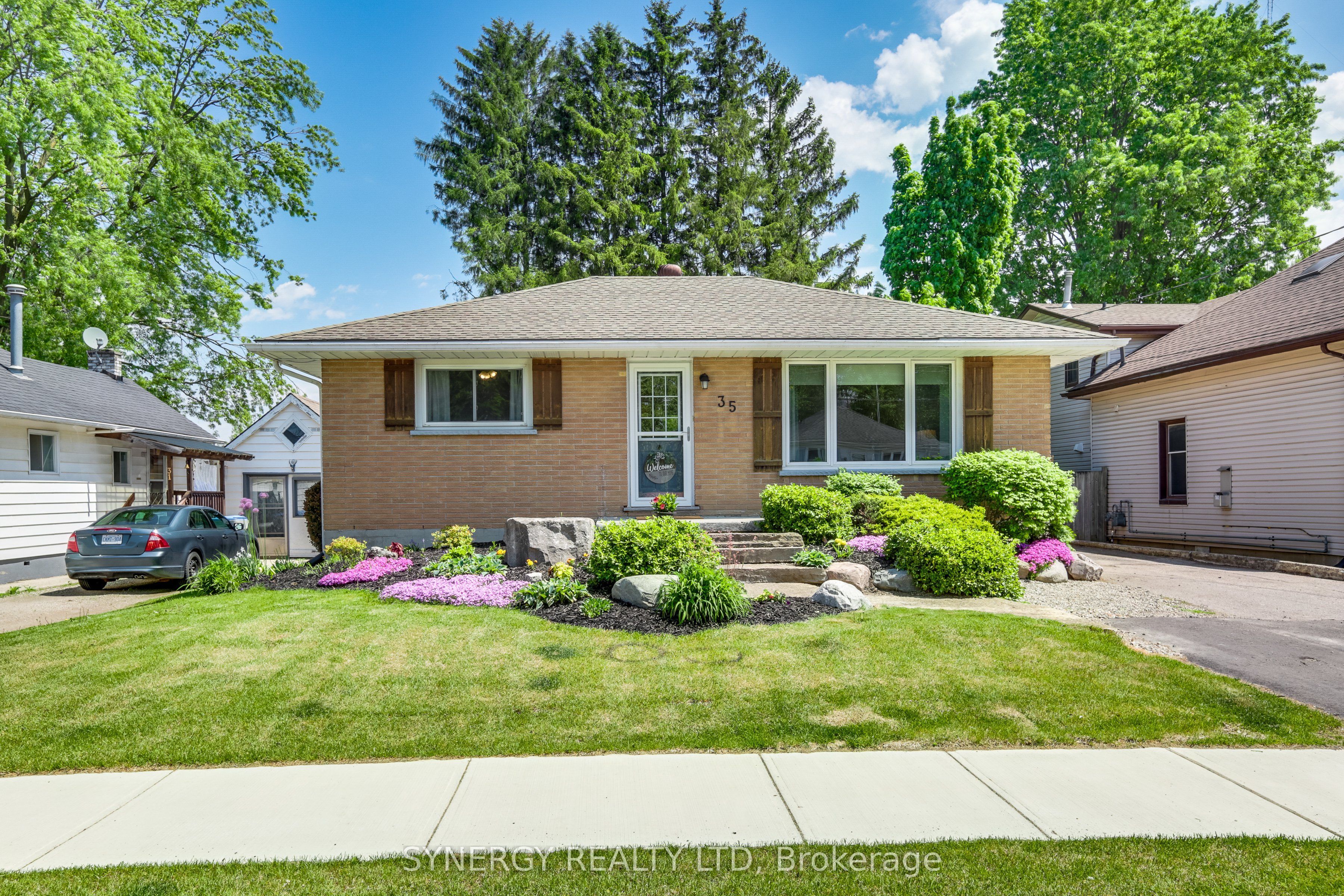 35 Queen Street, Strathroy-Caradoc, ON N7G 2H5
