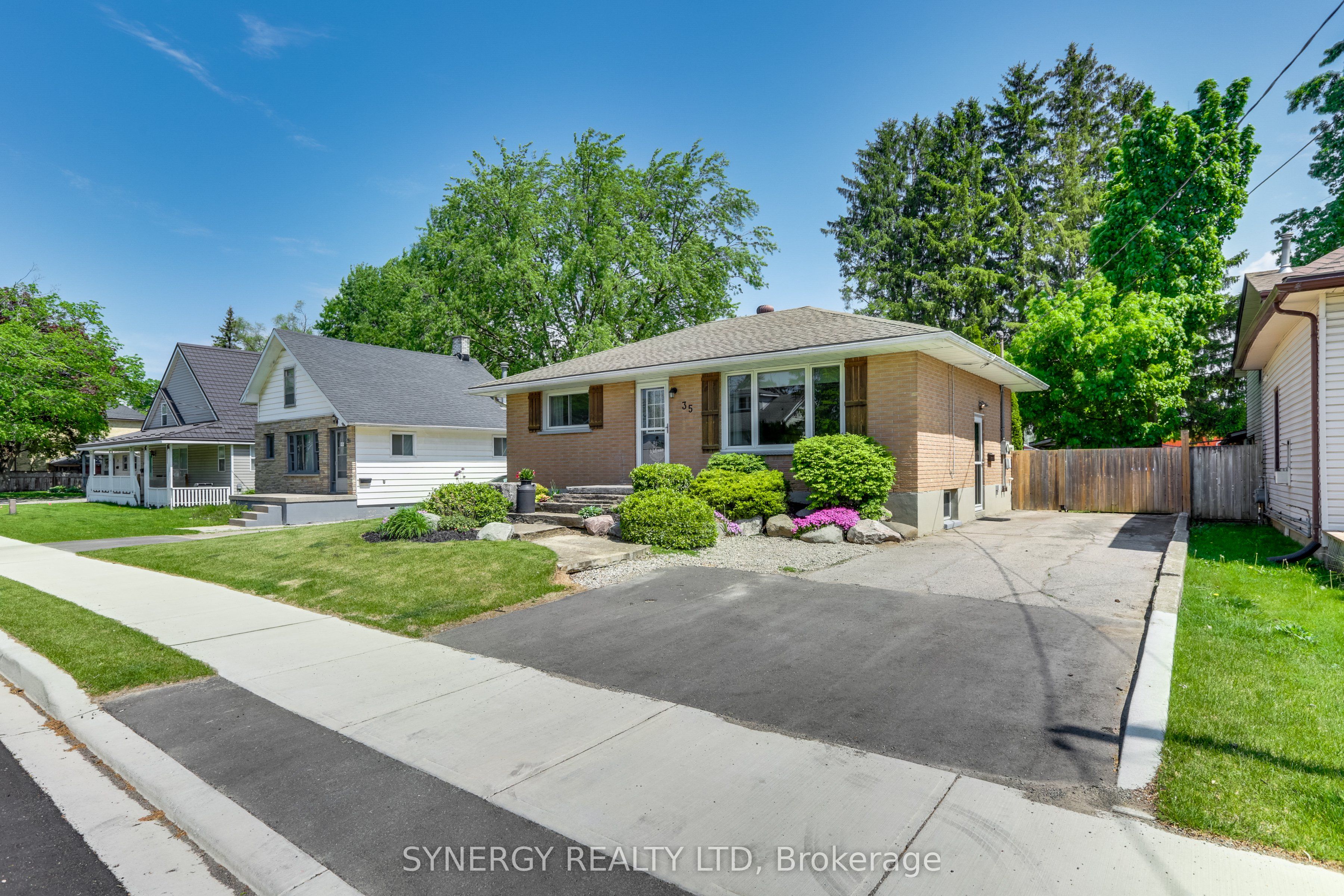 35 Queen Street, Strathroy-Caradoc, ON N7G 2H5 photo 3