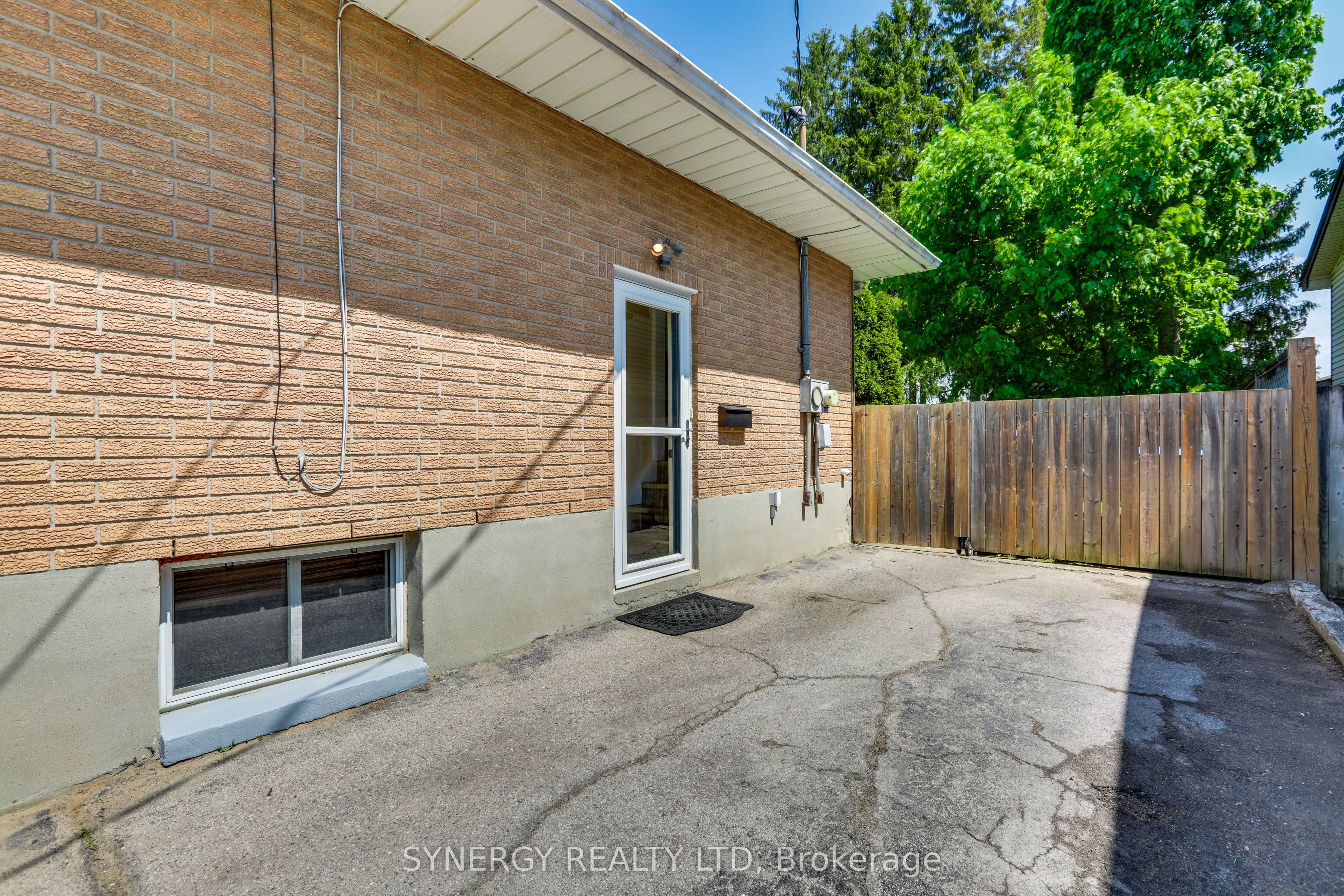 35 Queen Street, Strathroy-Caradoc, ON N7G 2H5 photo 4
