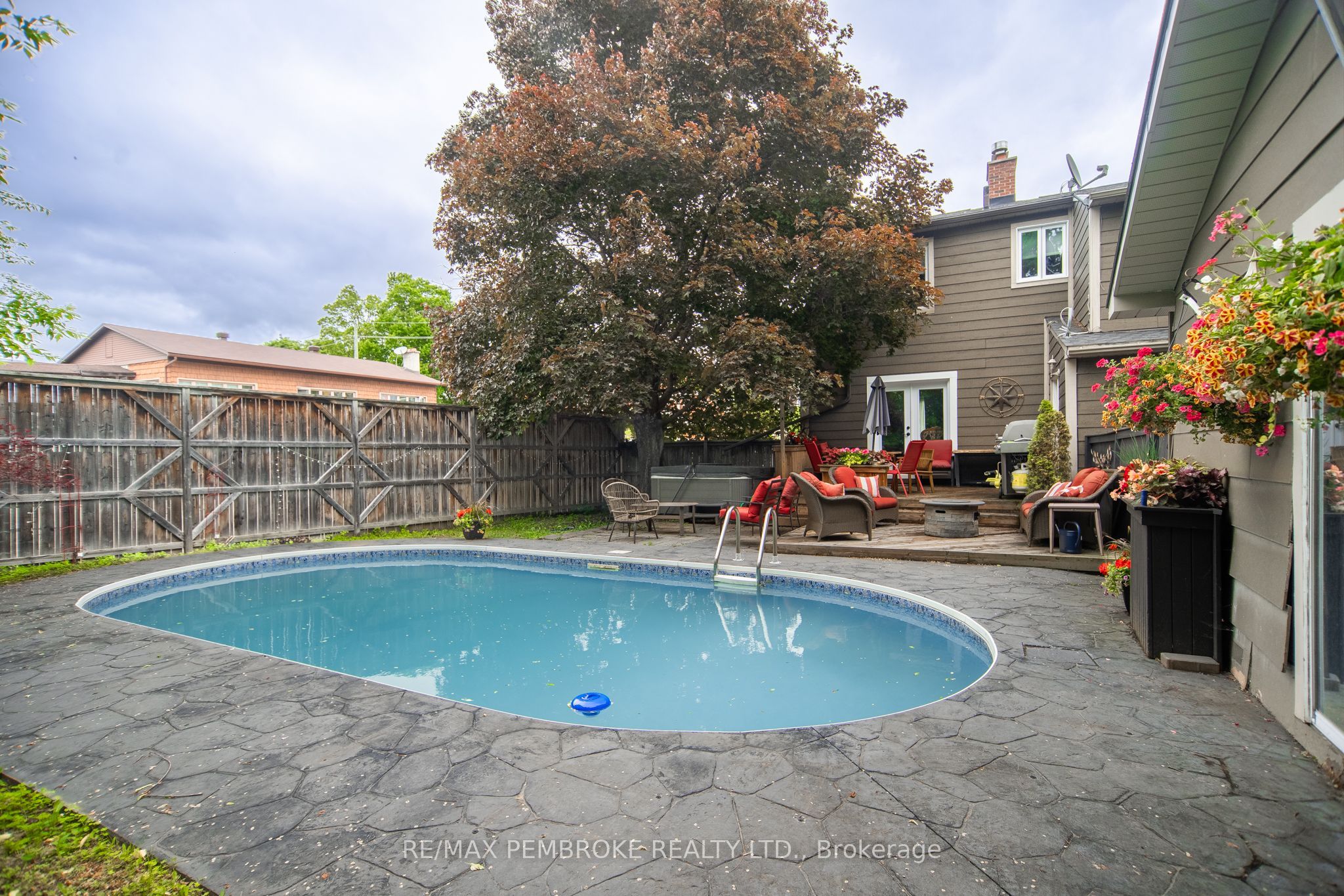 320 Mackay Street, Pembroke, ON K8A 1C7 photo 2