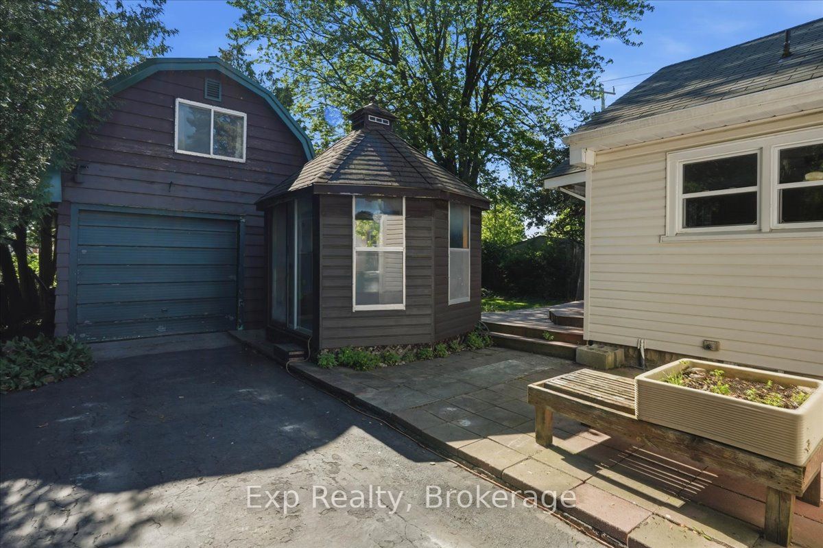 34 Leonard Avenue, Quinte West, ON K8V 2R4 photo 2