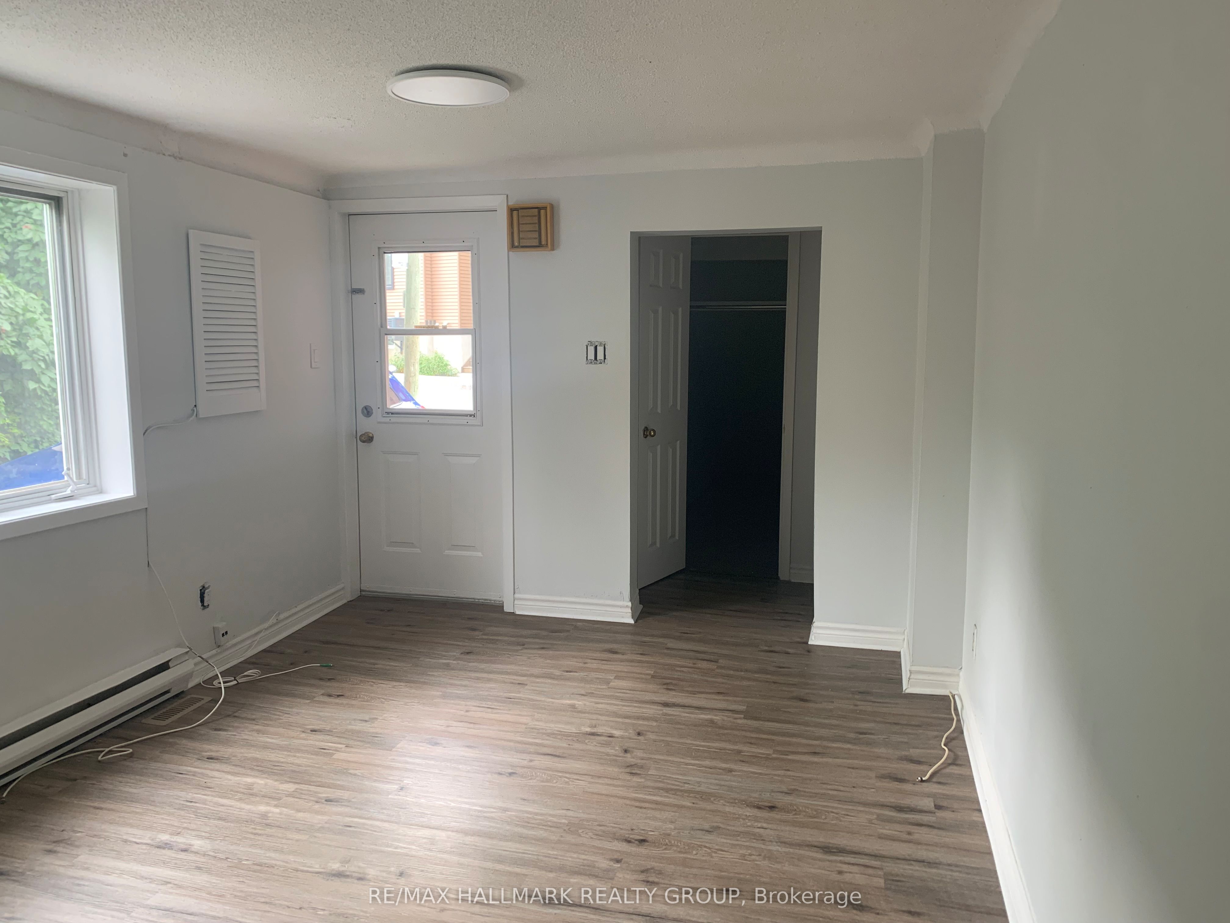 251 Marier Avenue, Vanier and Kingsview Park, ON K1L 5P9 photo 2