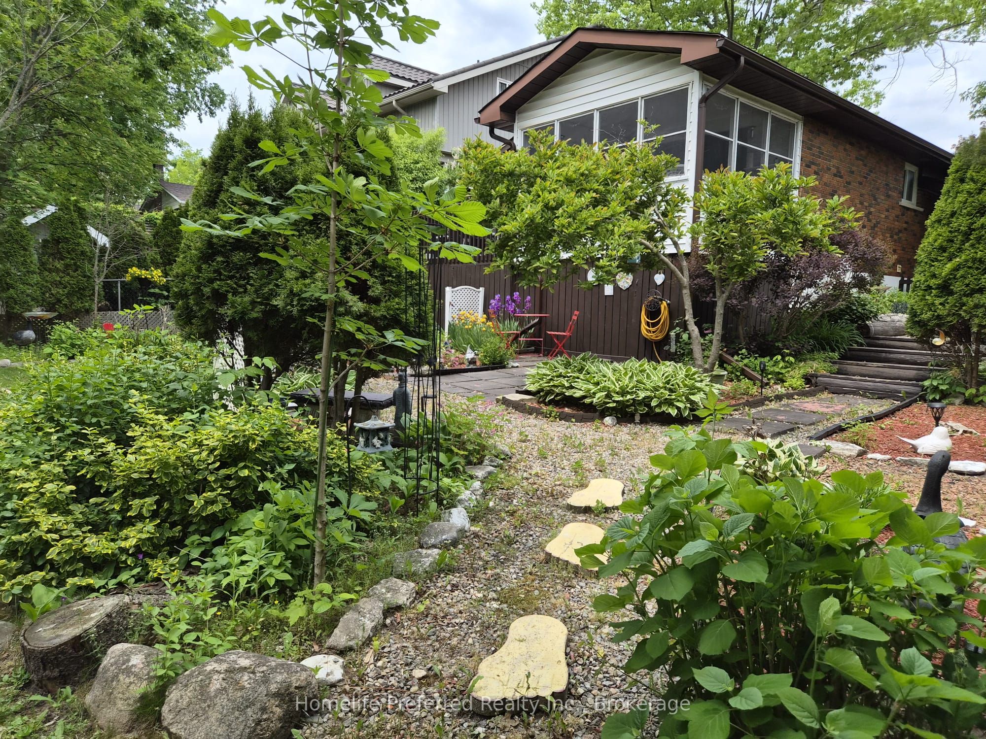 893 Cumberland Avenue, Peterborough, ON K9H 7B3 photo 2