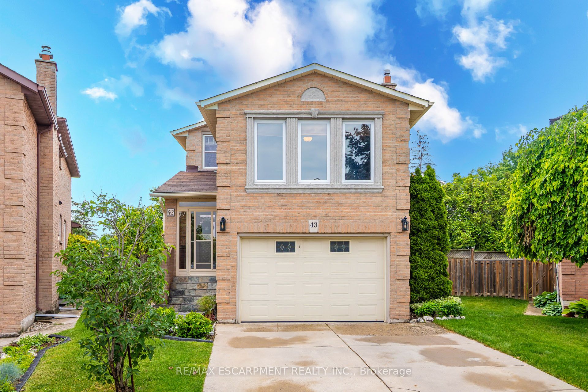 43 Puritan Court, Hamilton, ON L8E 4K9 photo 2