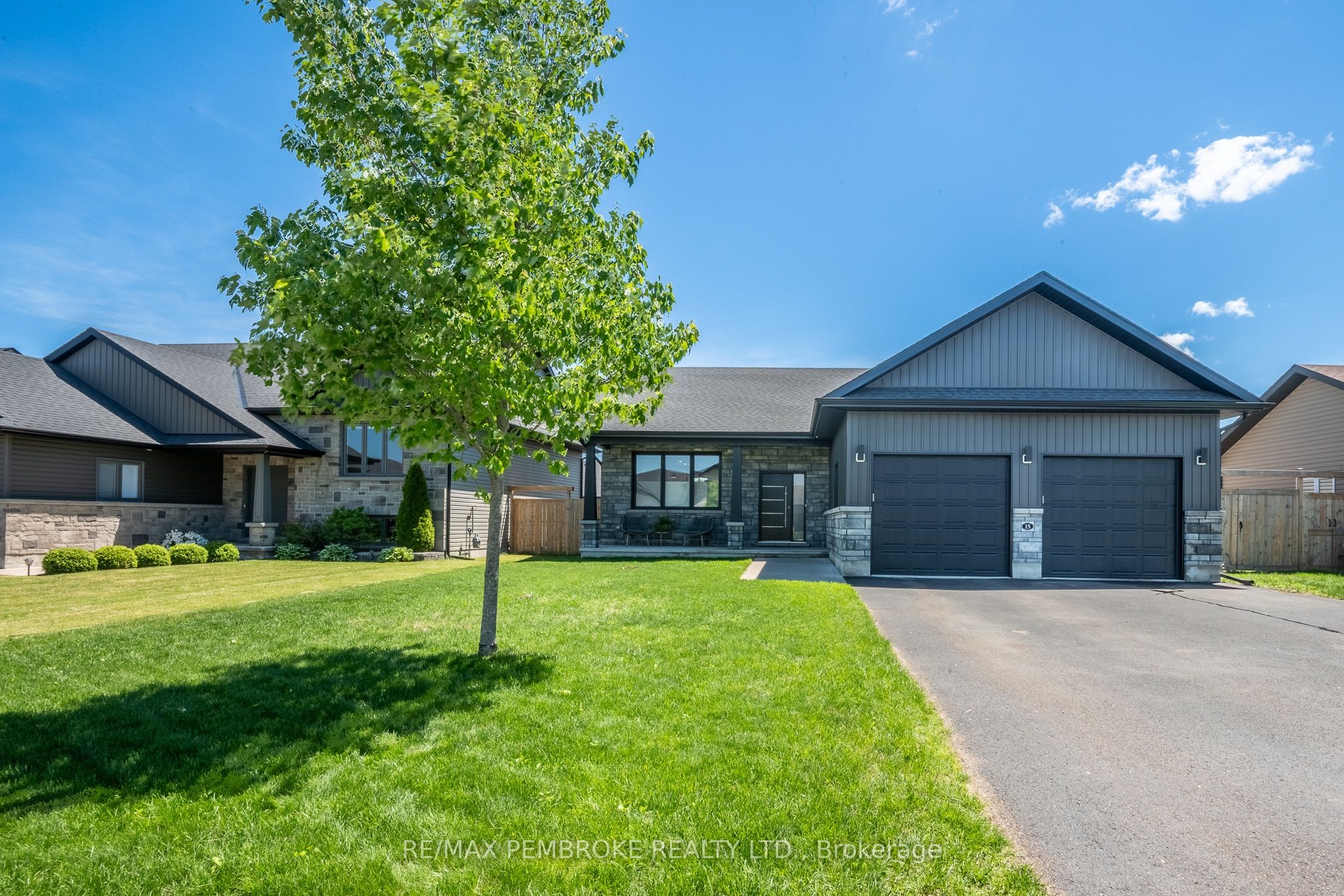 15 Drew Street, Petawawa, ON K8H 0G4
